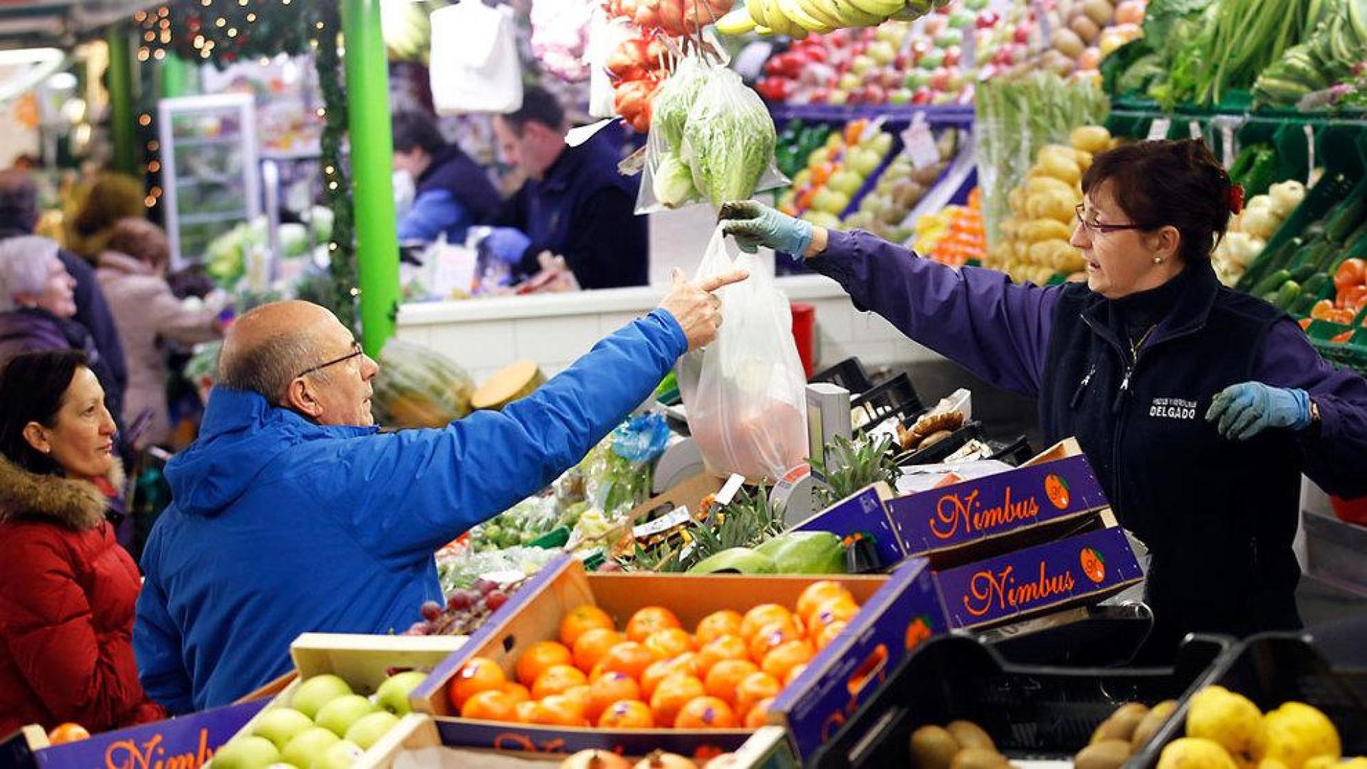 Las tiendas de Pamplona quieren sacar su fruta y verdura a la calle