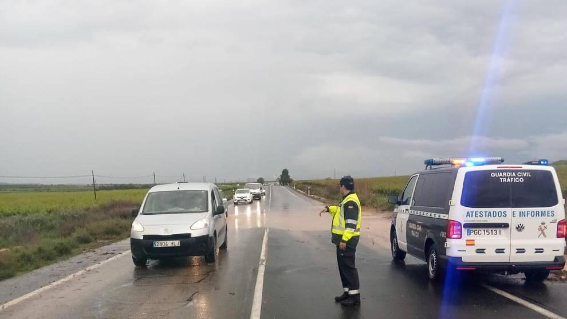 La lluvia obliga al corte del tráfico en la N-113 en Castejón