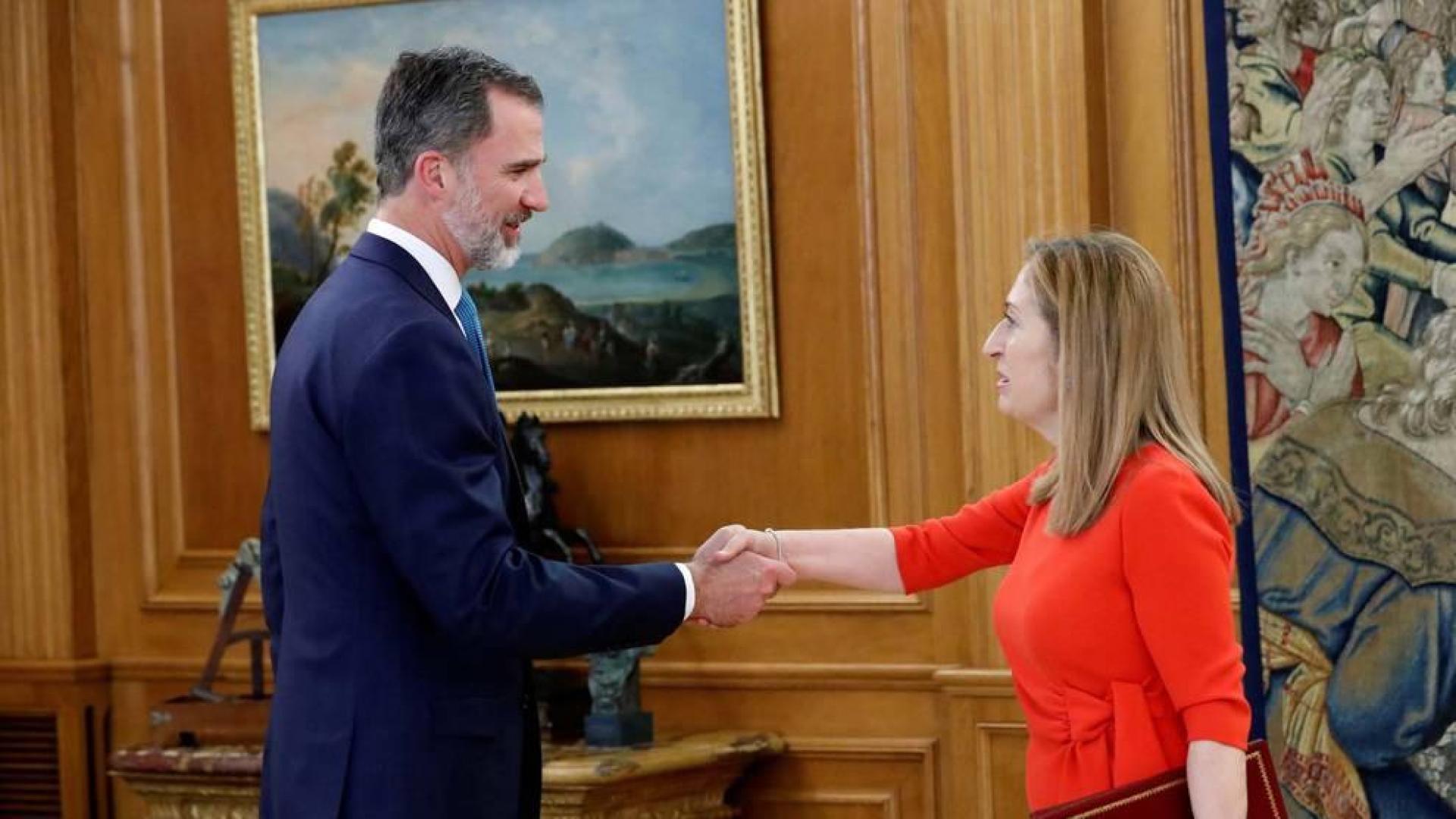 Ana Pastor comunica la investidura de Sánchez al Rey, que firma su nombramiento