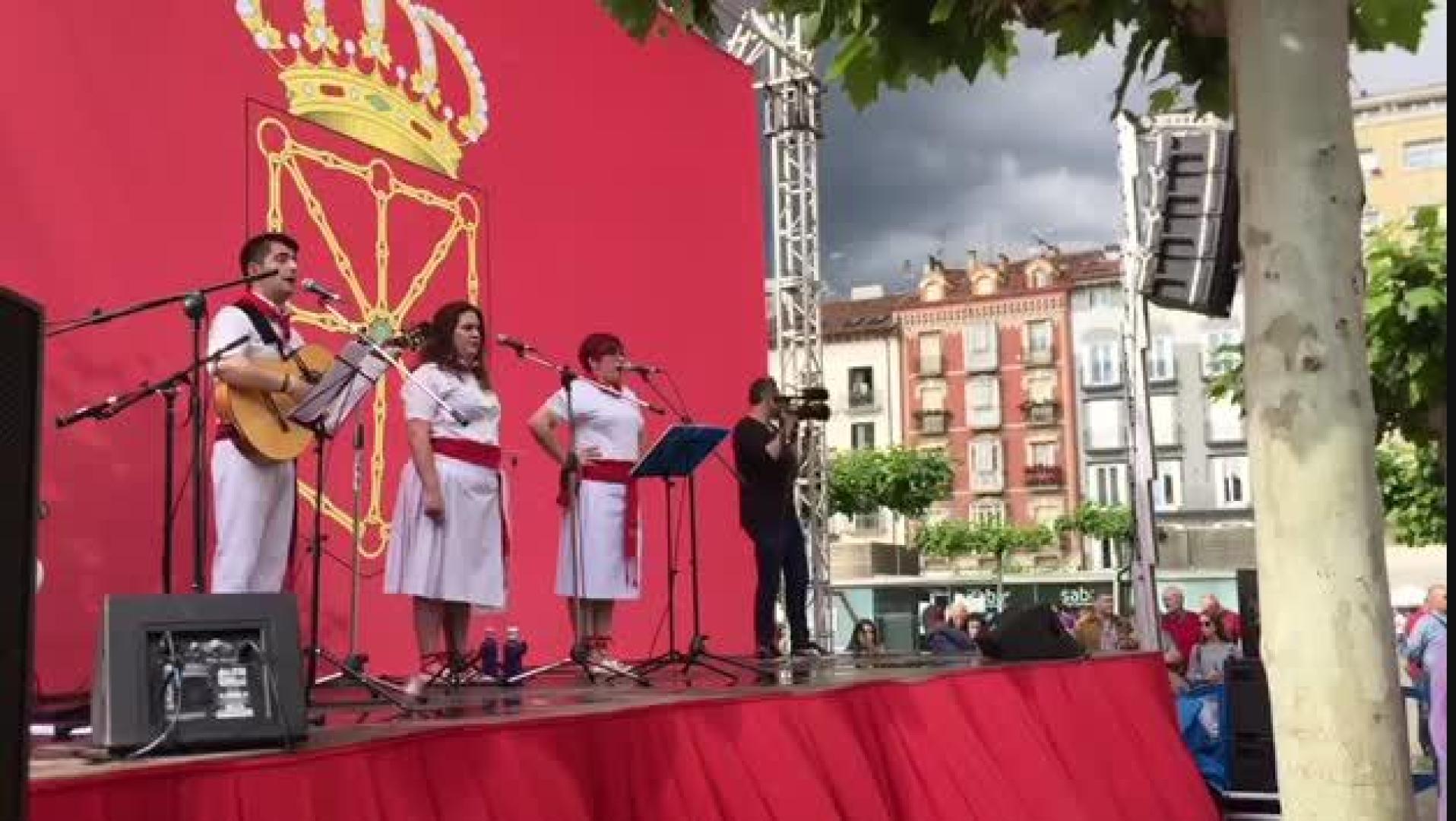 Un grupo de Cortes está recibiendo con jotas a los manifestantes que van llegando a la Plaza del Castillo.