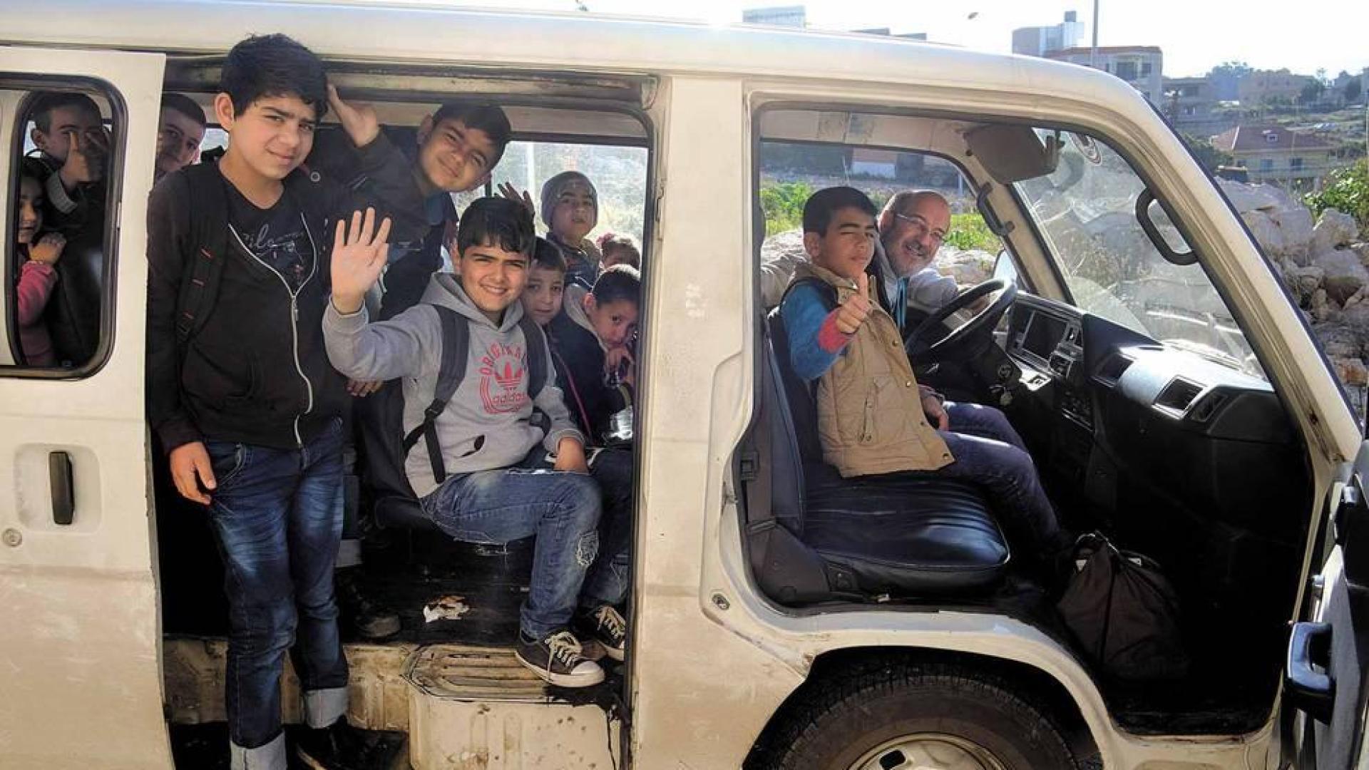 En Líbano el 30% de la población es refugiada siria. Más de 500.000 niños y niñas en edad escolar han huido del país, de los cuales se estima que 402.000 se encuentran en el grupo de edad escolar básica (entre 3 y 14 años) y 100.000 menores, en el grupo de edad de la escuela secundaria (entre 15 y 18 años).