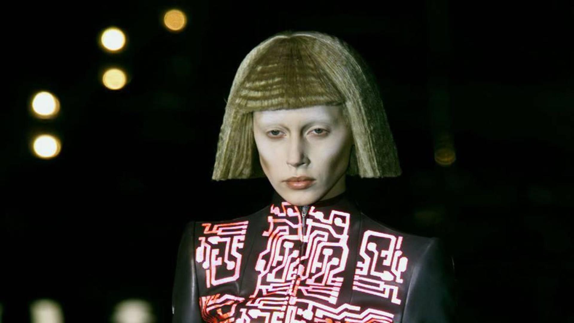 Alexander McQueen, el costurero 'hooligan' que conquistó París