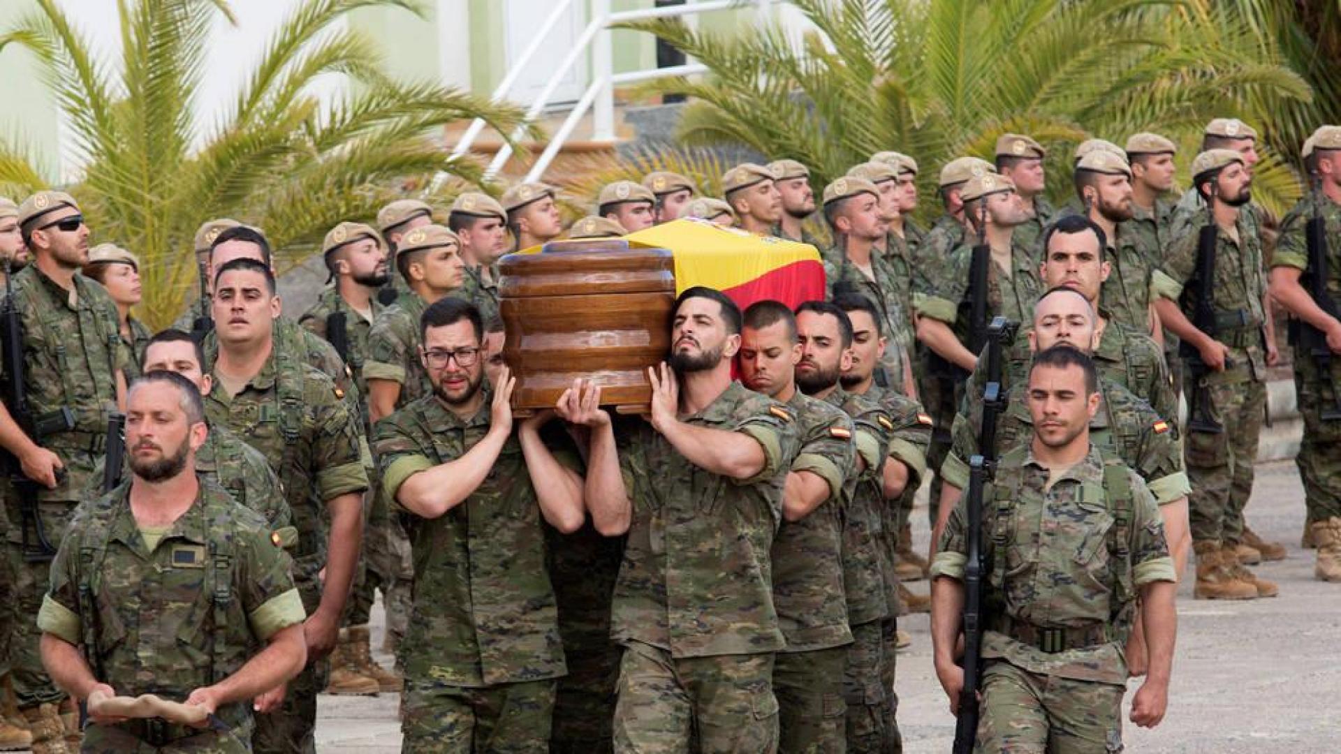 Mueren dos soldados al volcar un blindado en unas maniobras en Fuerteventura