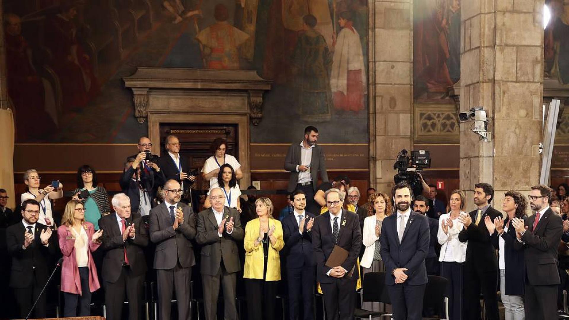 La toma de posesión del Govern empieza con aplausos y al grito de 'Libertad'