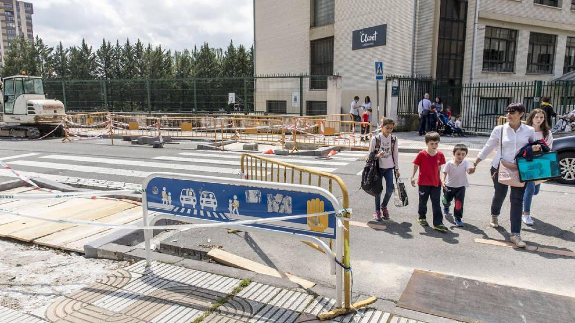 Quejas por los dos meses de obras en la puerta del colegio Larraona