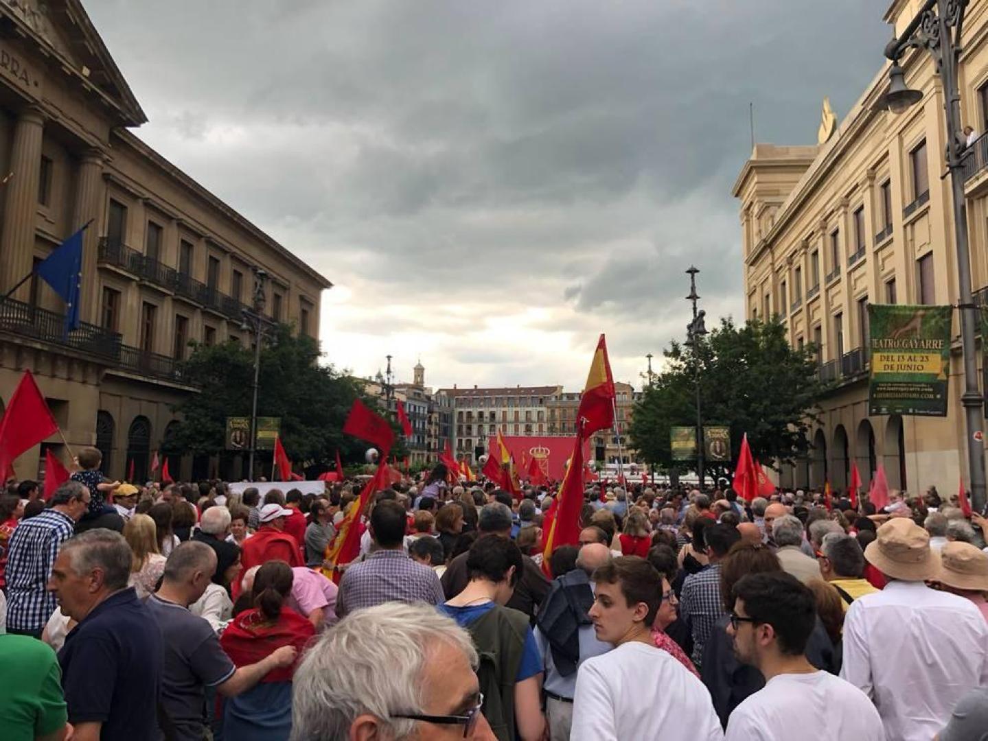 La marea de navarros continúa llegando a la Plaza del Castillo
