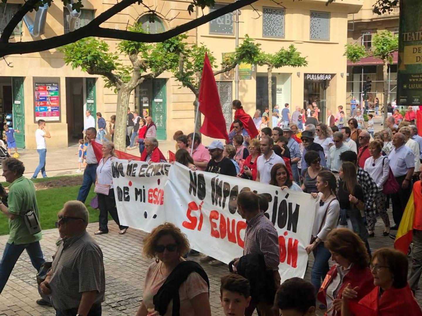 Algunas escuelas infantiles se unen con su propia pancarta, que reza: "No me echéis de mi escuela. No imposición, sí educación".