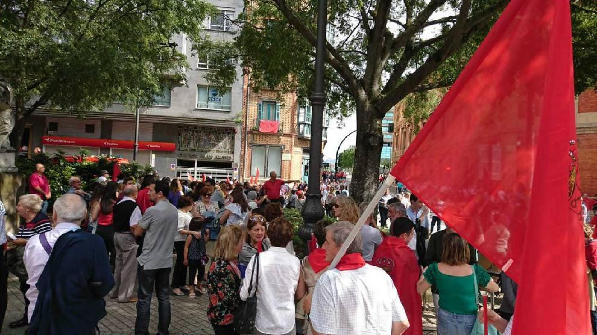 Cientos de personas esperan ya frente al Parlamento cuando falta media hora para el inicio de la manifestación.
