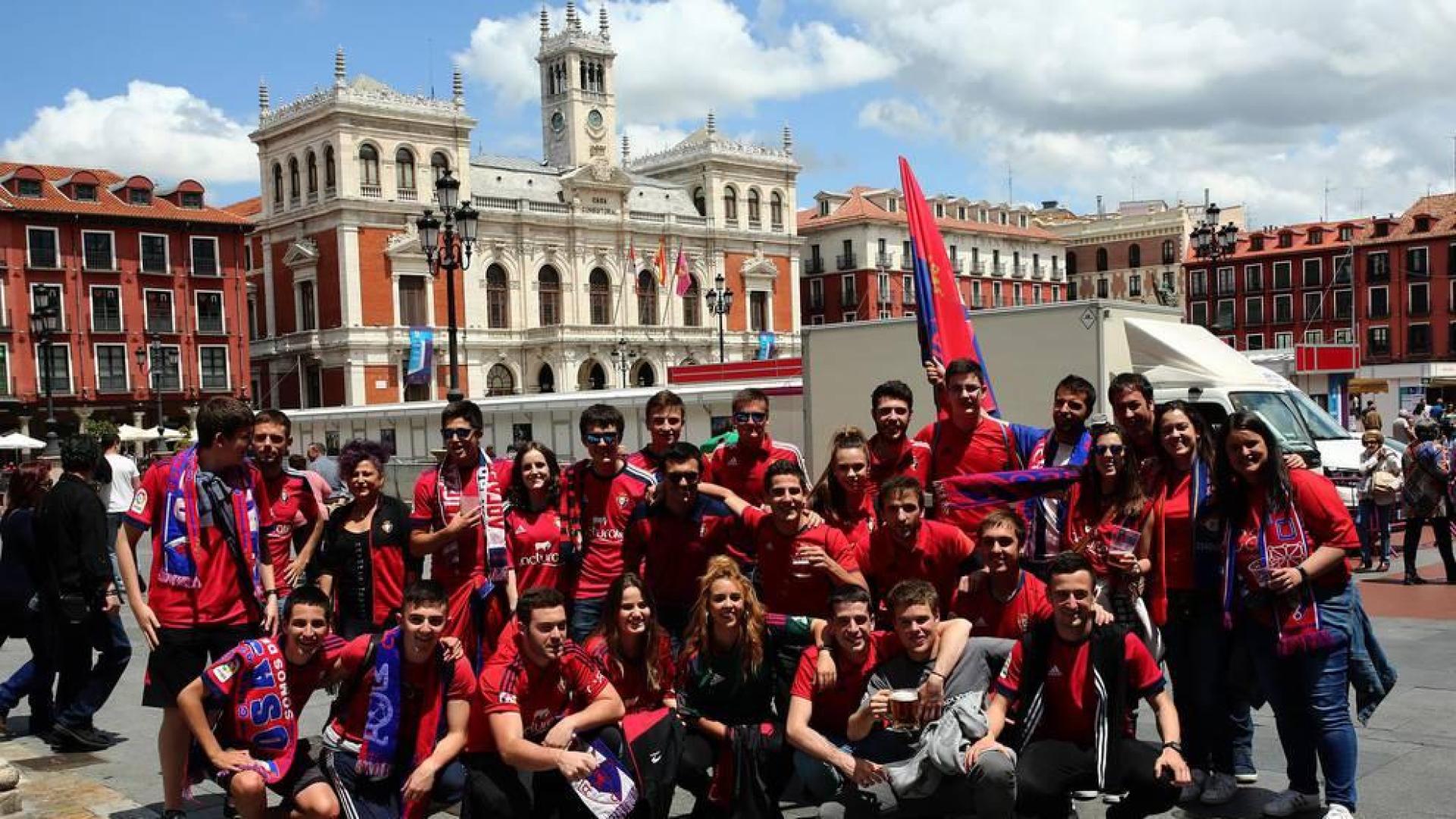 La afición de Osasuna vistió de rojo Valladolid