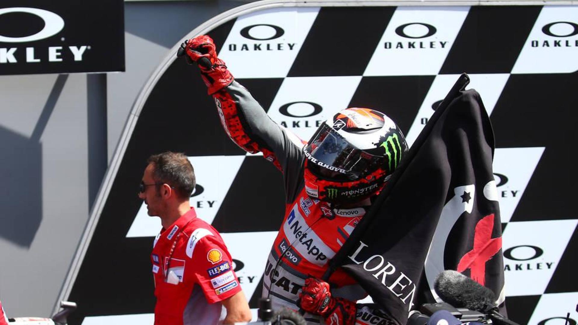 Lorenzo firma su primer triunfo con Ducati y Márquez queda fuera de los puntos