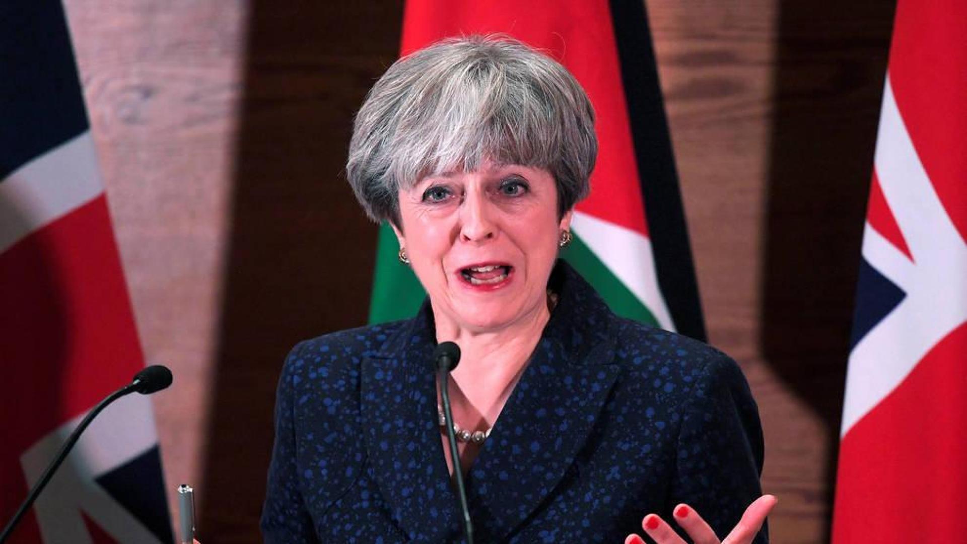 Theresa May critica a Trump por retuitear vídeos de grupo ultraderechista