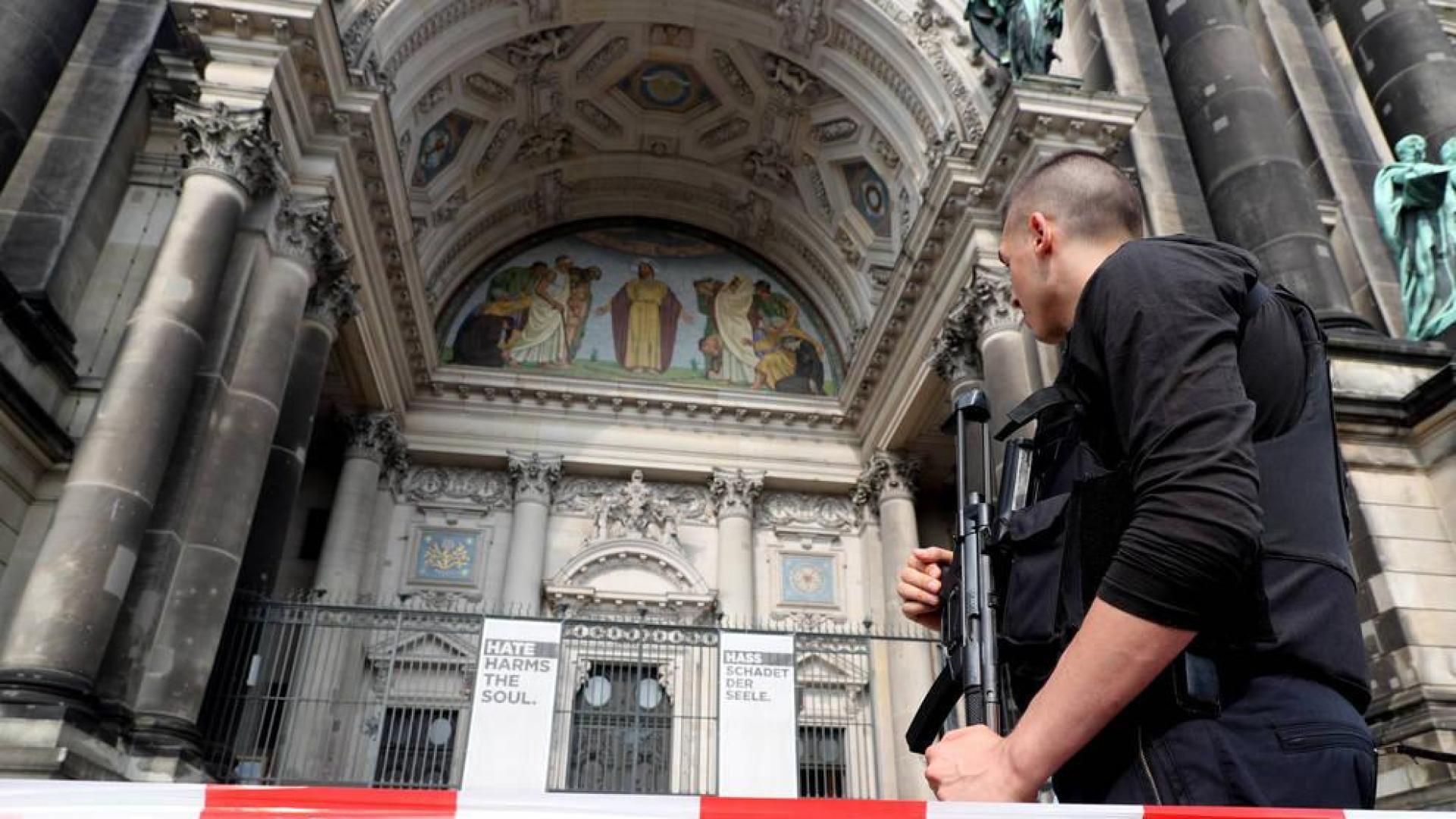 Un tiroteo en la catedral de Berlín se salda con dos heridos, entre ellos un policía
