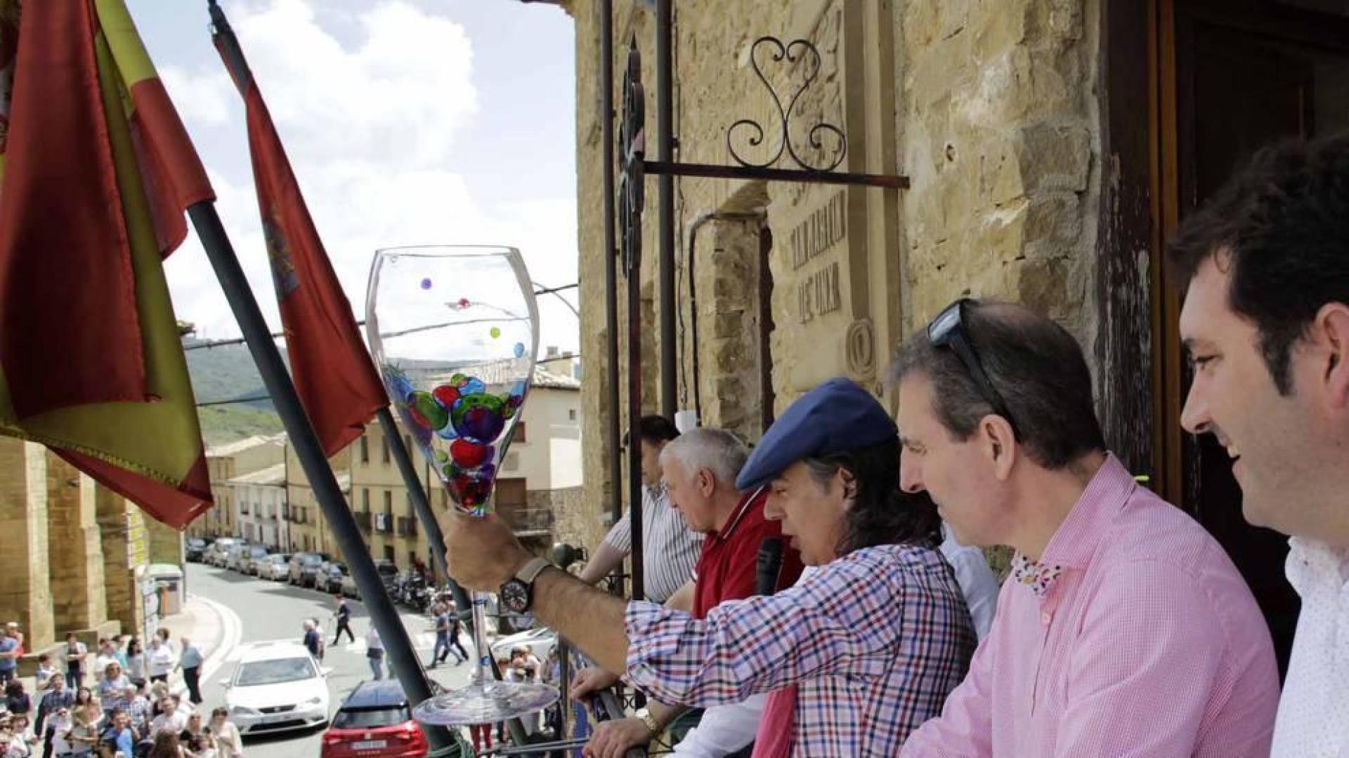 El municipio de la Zona Media de Navarra acogió este domingo el XX Día del Rosado, que contó con visitas guiadas, cata de vinos y una degustación.