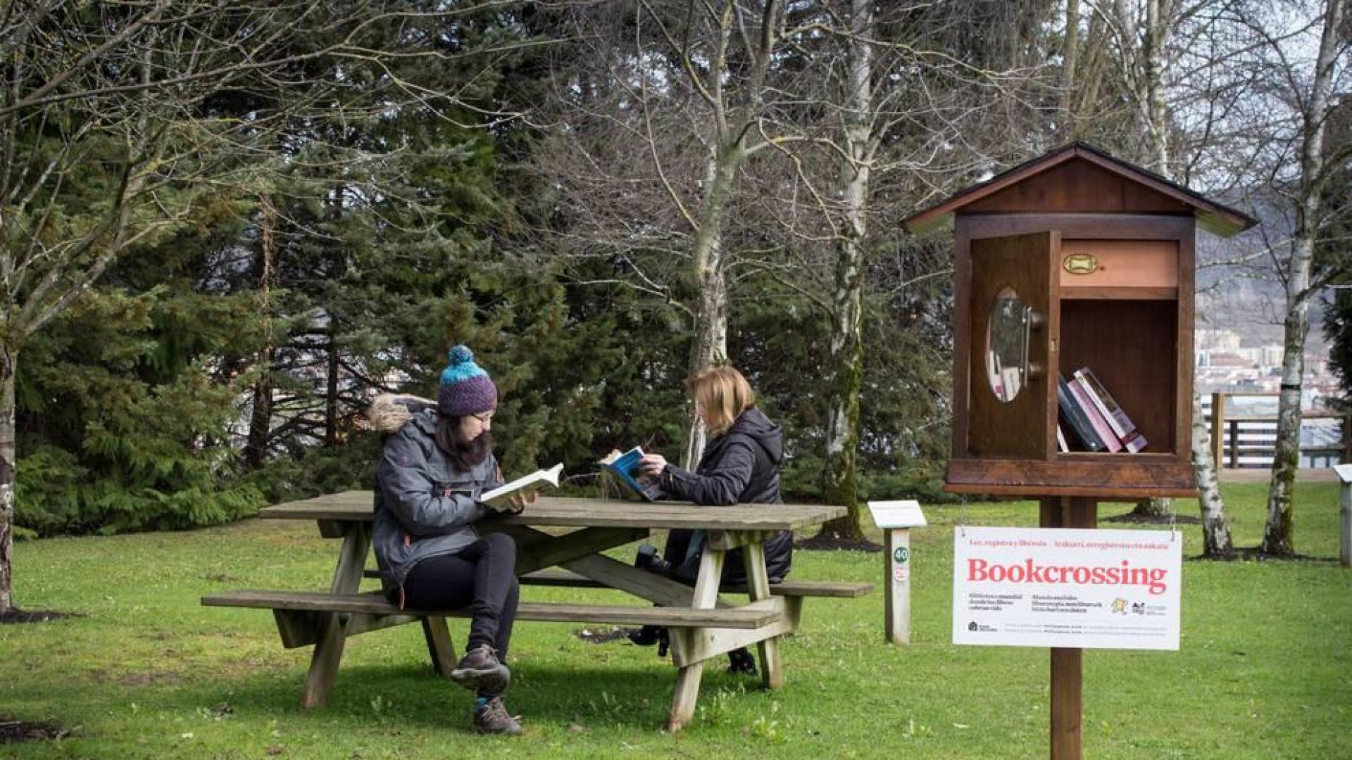Libros que se resisten a morir, una exposición fotográfica de 'bookcrossing' en Pamplona