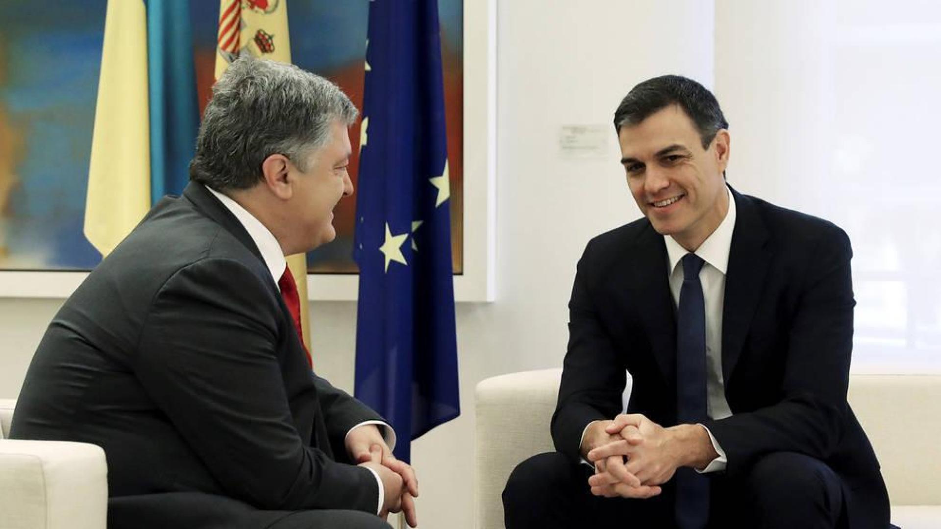 Sánchez recibe a Poroshenko en su primer acto como presidente