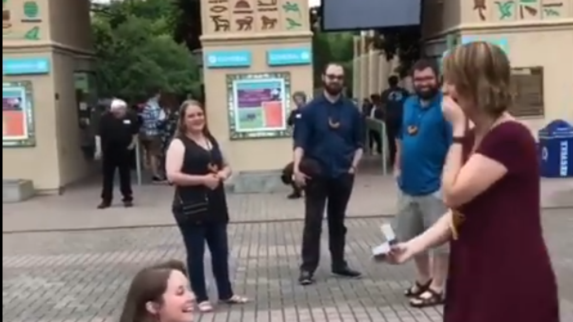El vídeo viral de una pareja que coincide al pedirse matrimonio
