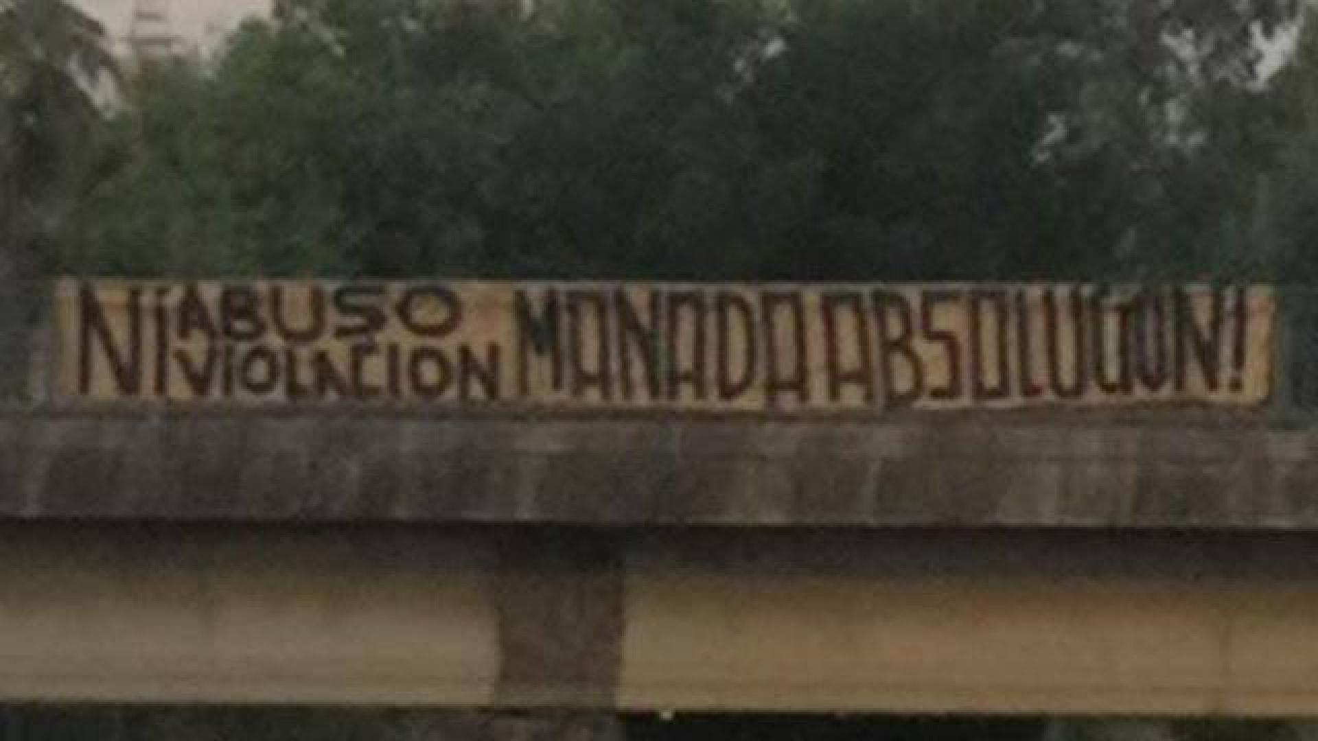 Retiran una pancarta de un puente de Sevilla que pedía la absolución de 'La Manada'