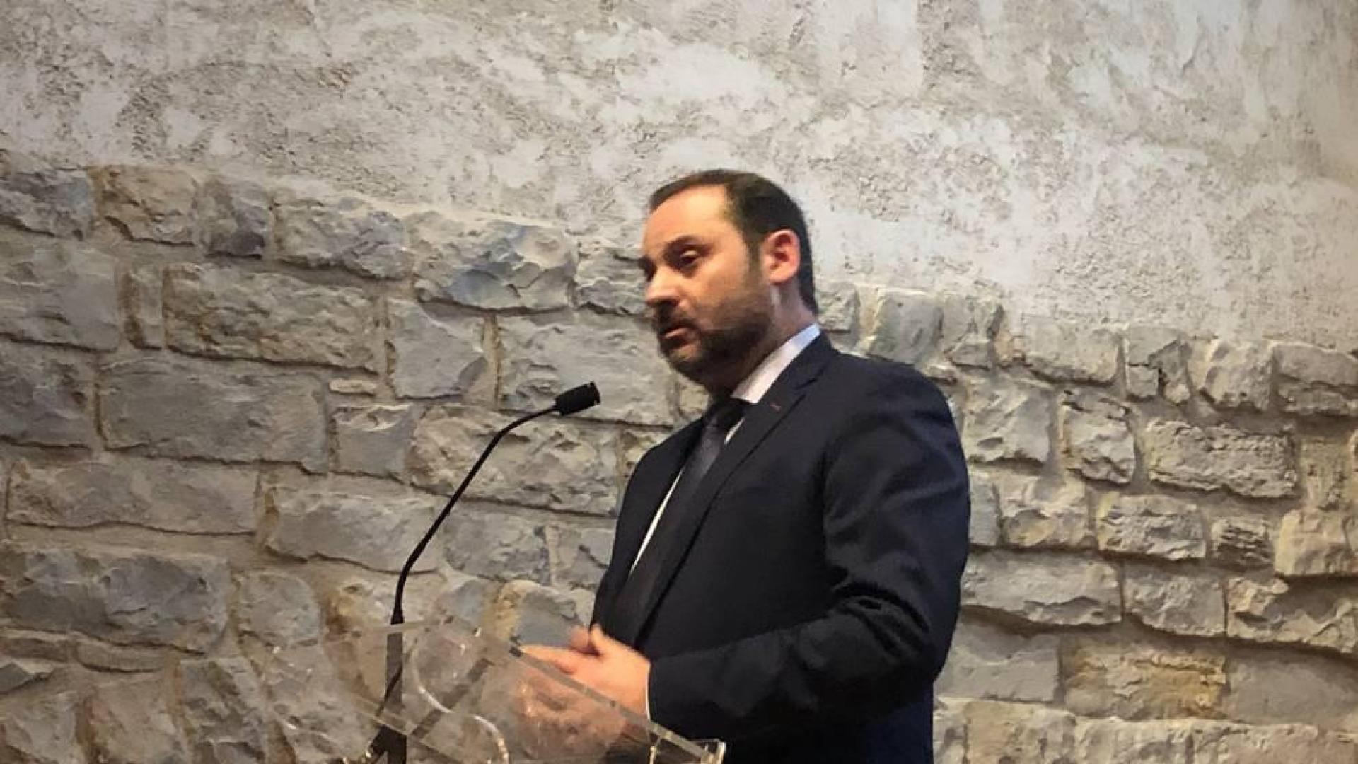 Ábalos, en Pamplona: "No se entiende la idea de mantener rígida la Constitución"