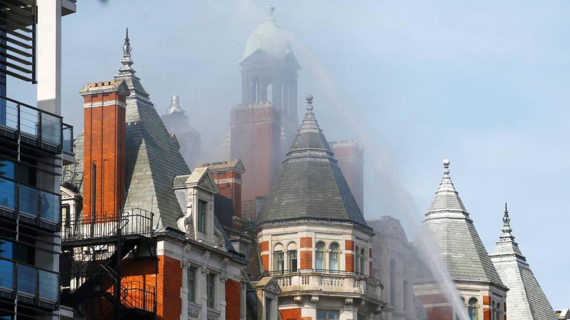Cerca de 100 bomberos trabajan en un incendio en un hotel de lujo en Londres
