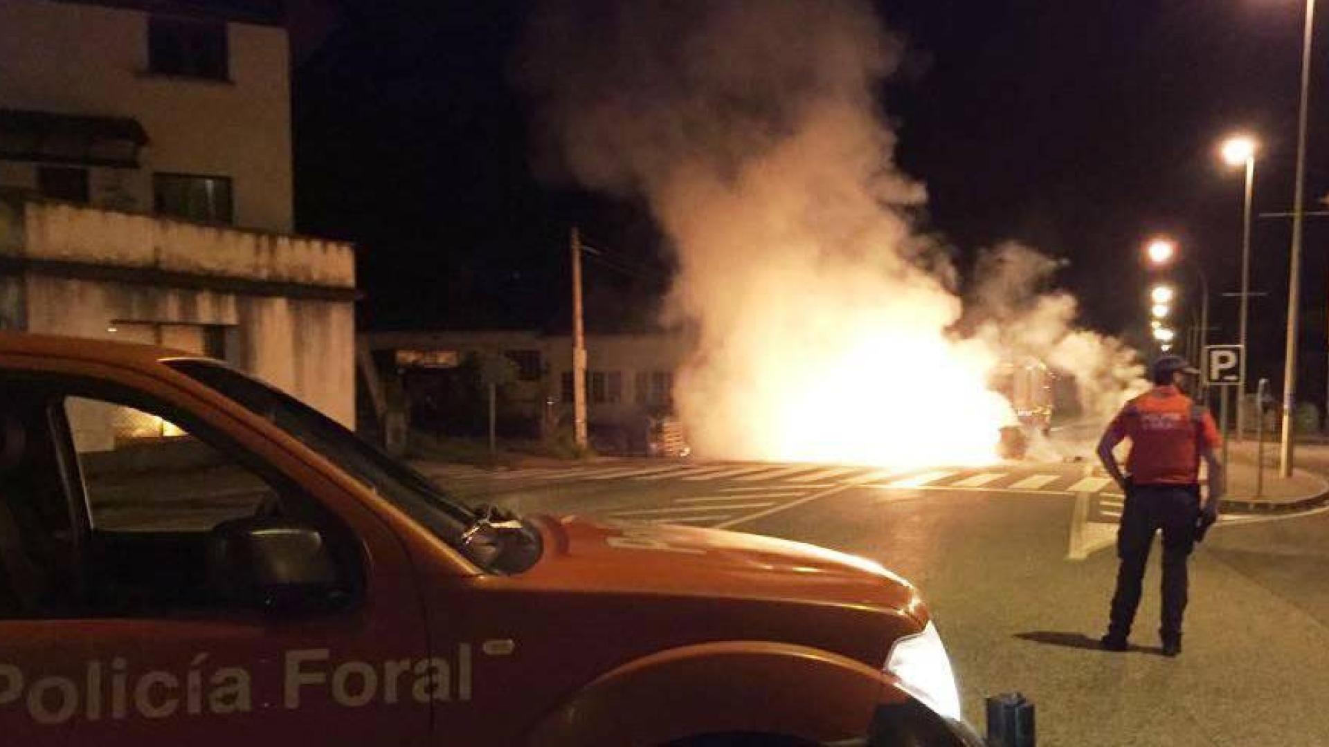 Dos barricadas cortaron anoche sendas carreteras en Iturmendi y Etxarri Aranatz