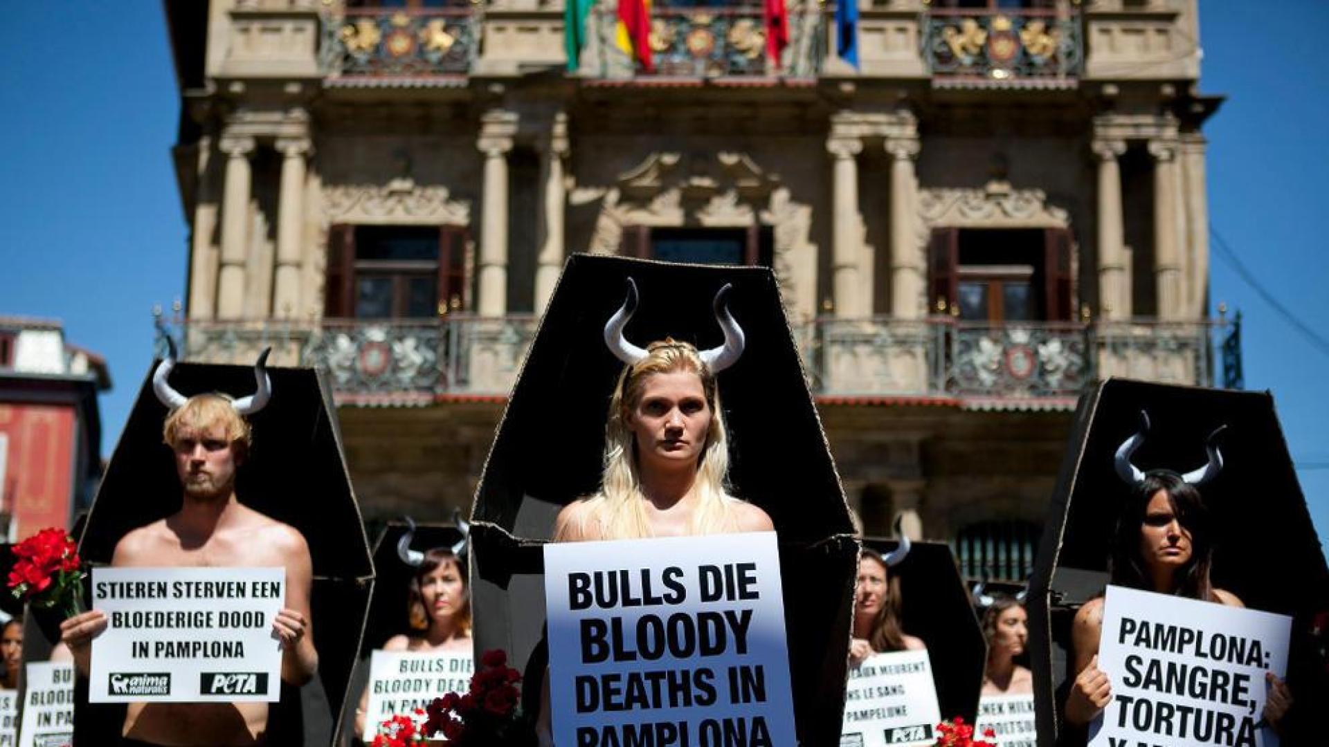 Antitaurinos participan en "encierro fúnebre" en Pamplona contra las corridas