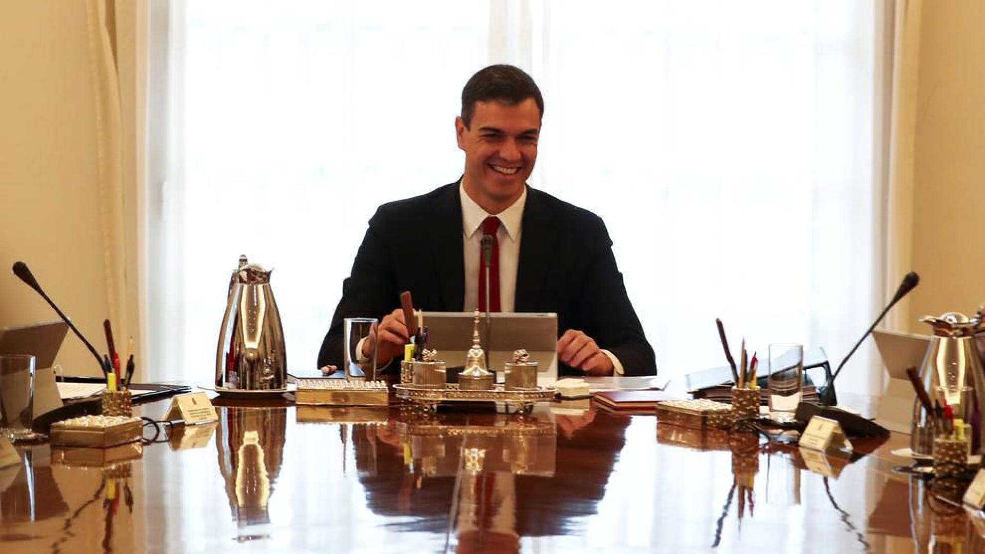 Pedro Sánchez llama a Torra en su primera decisión política