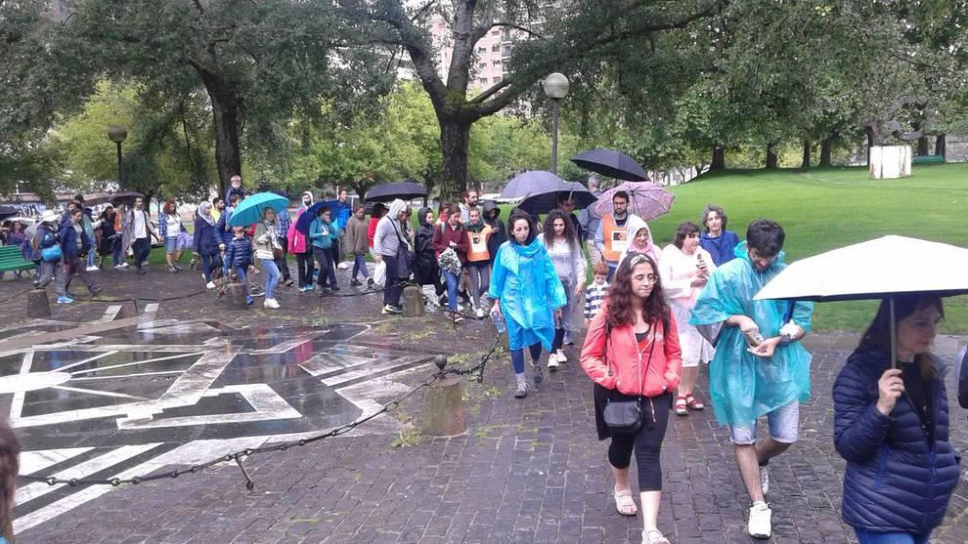 Decenas de personas acompañan a refugiados sirios en una marcha a Javier