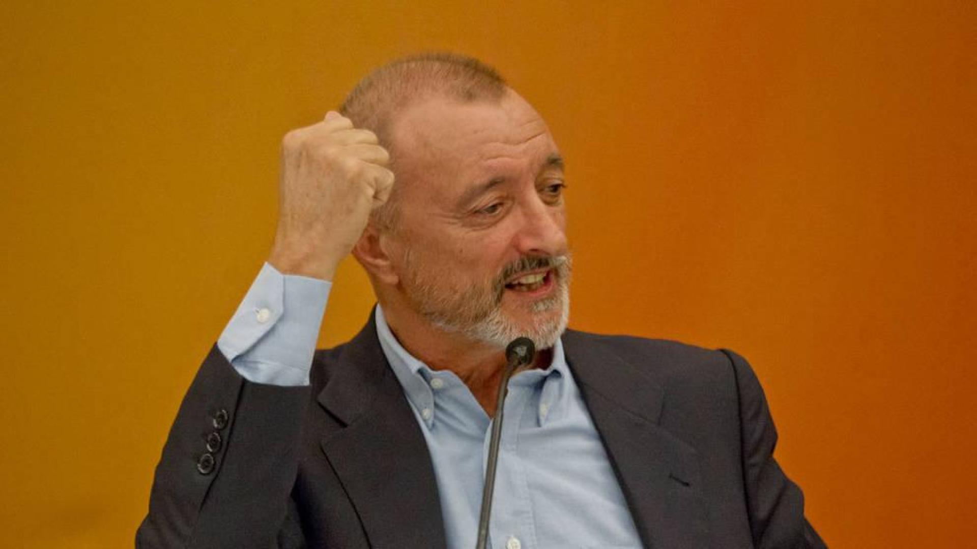 Pérez-Reverte dice que escribir le ayudar a "digerir" la vida