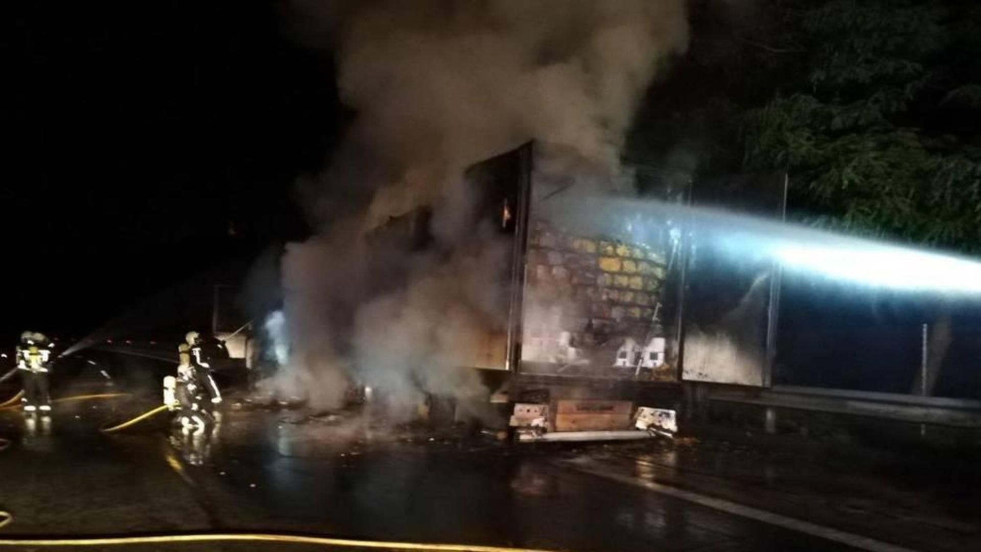 Ileso tras salirse de la vía y arder su camión frigorífico en la A-15 en Arazuri