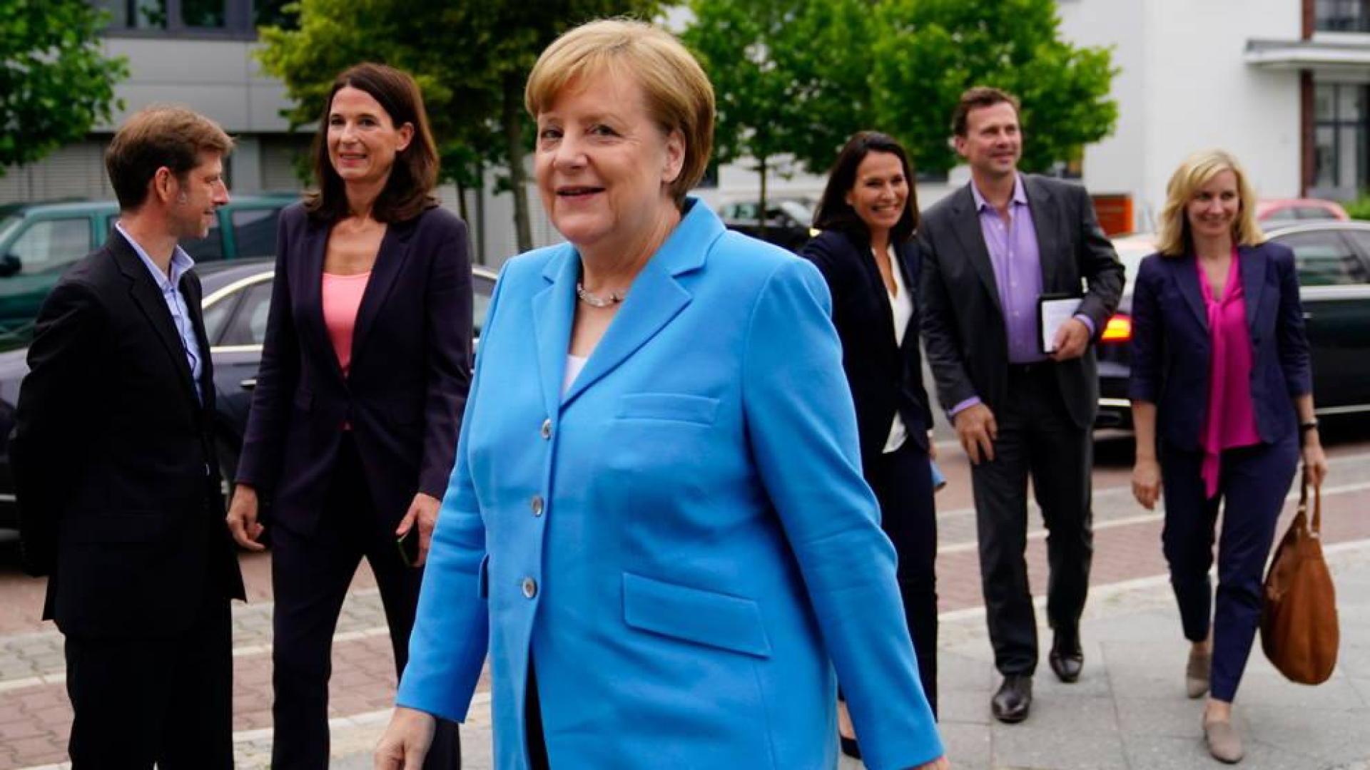 Merkel tacha de "deprimente" el rechazo de Trump al G-7 y confirma contramedidas comerciales