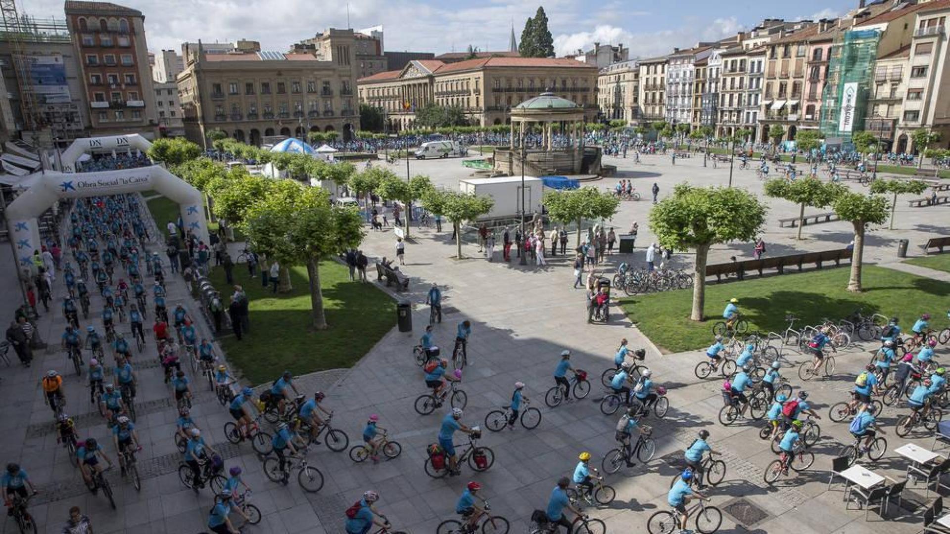 El Día de la Bicicleta viste a Pamplona de azul