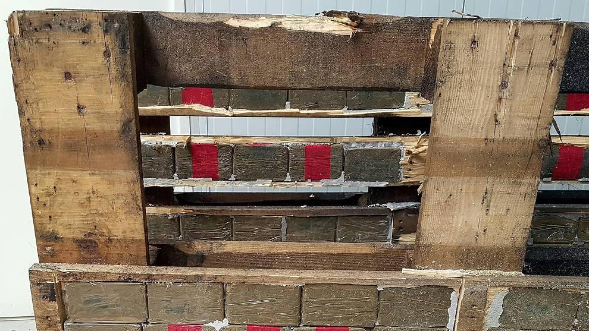 Pastillas de hachís en los palés del camión incendiado