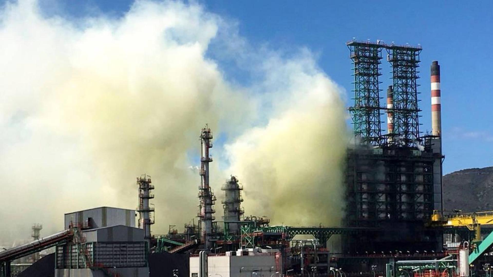 Repsol investiga la avería que ha causado una nube no tóxica en la planta de Cartagena