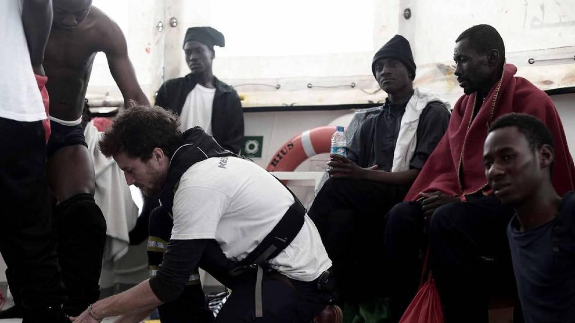 Los inmigrantes de Aquarius están "más tranquilos" mientras viajan a España
