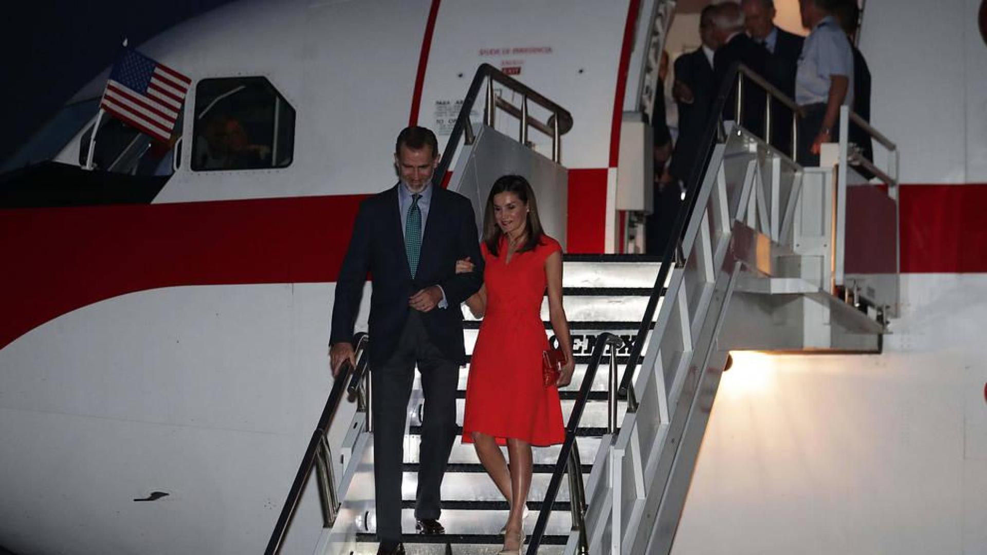 Los Reyes aterrizan en Nueva Orleans para su visita a San Antonio y Washington