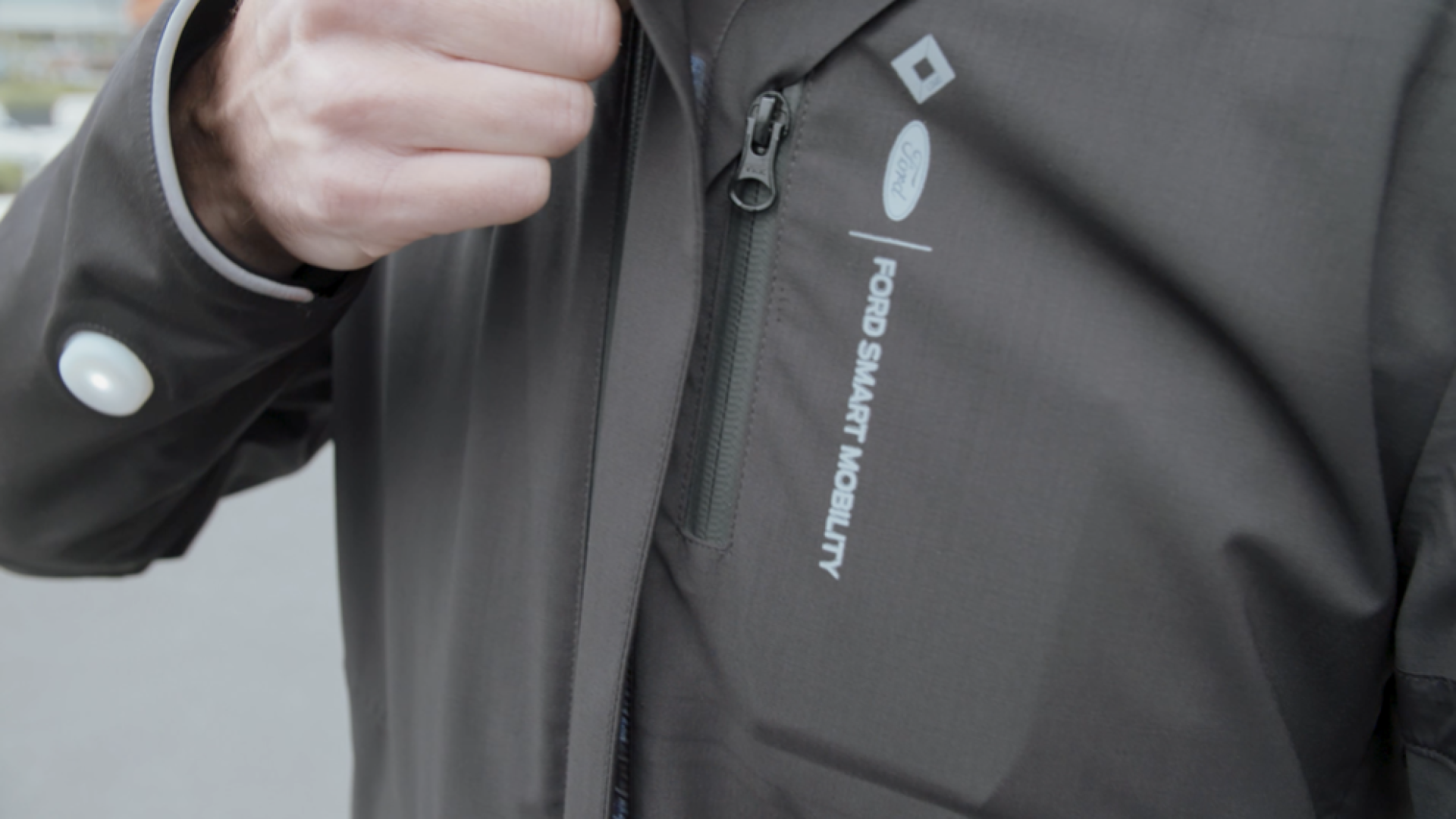 Ford crea una chaqueta inteligente para indicar a los ciclistas cuándo girar