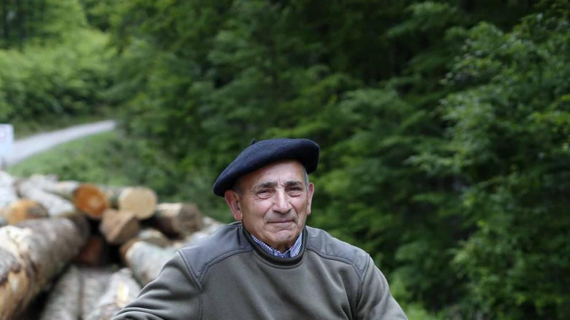 Arrastrados por machos o bueyes, suspendidos en un sistema de cables y por el río Irati, el traslado de troncos nutrió el aserradero de Ekai entre 1920 y 1958. Los barranqueadores reconducían la madera por el río. La red de cables forestales se extendió, al menos, a 126 puntos en Navarra