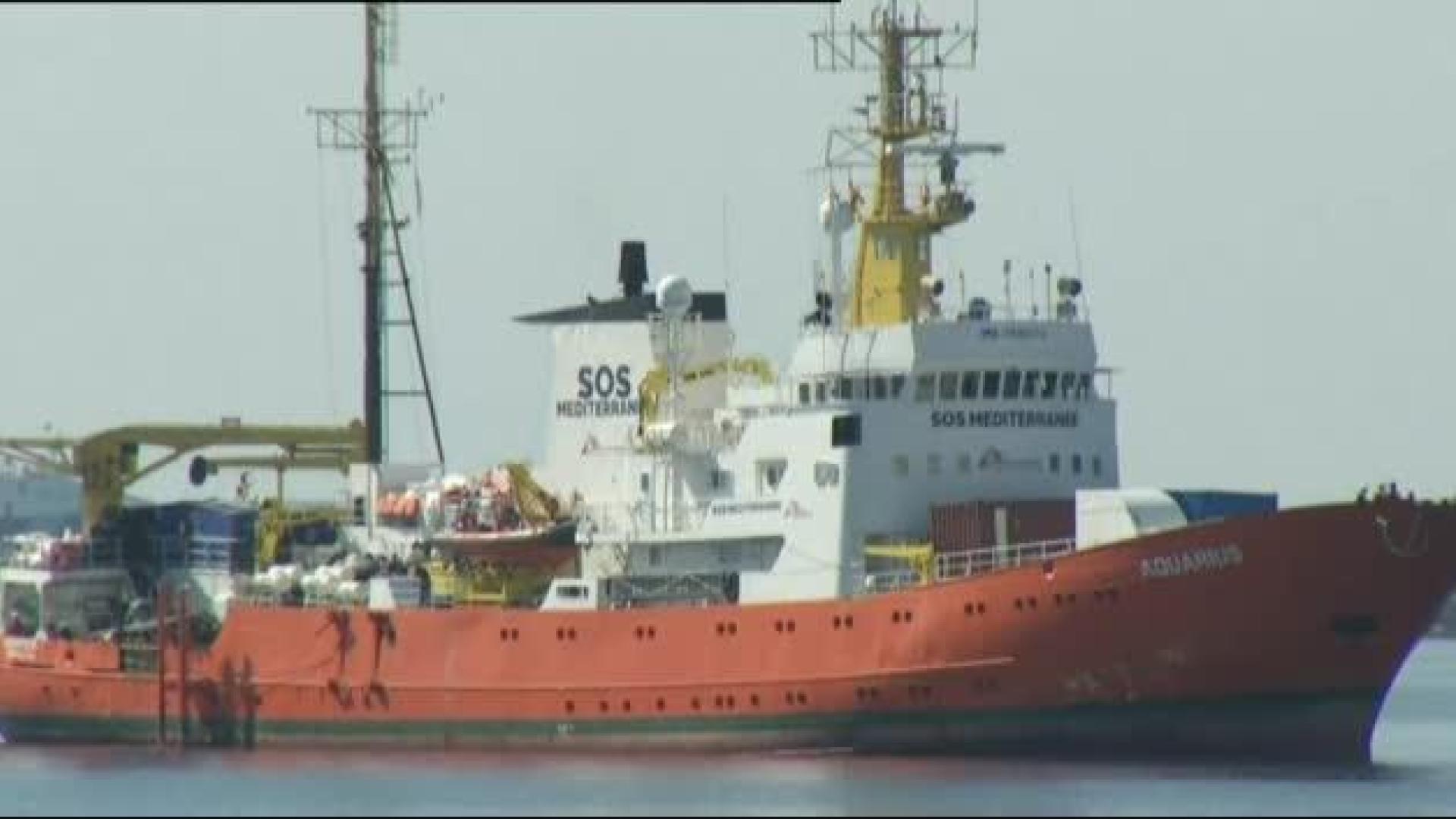 Desembarcan los primeros inmigrantes del Aquarius