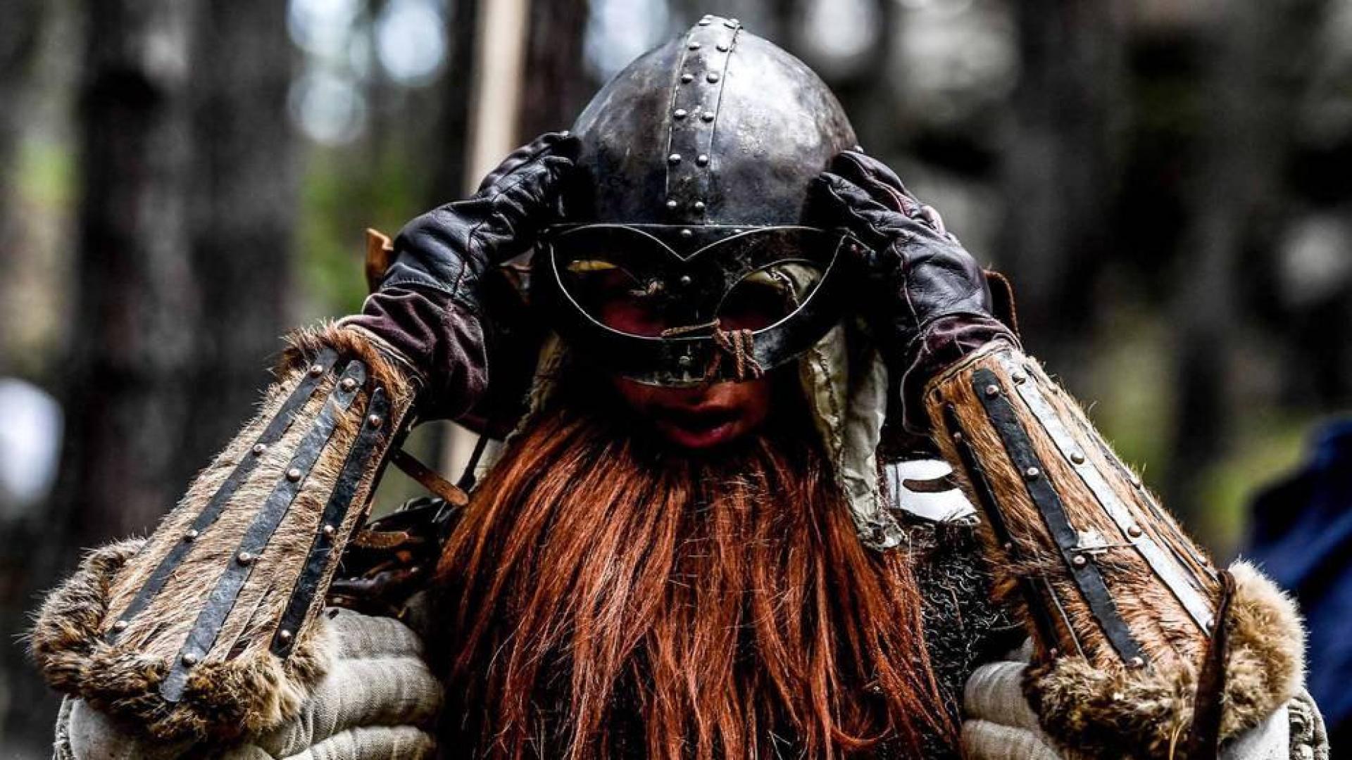Más de mil personas disfrazadas de elfos, enanos, orcos y huargos, todos ellos personajes de 'El hobbit', recrearon este sábado en la localidad checa de Doksy