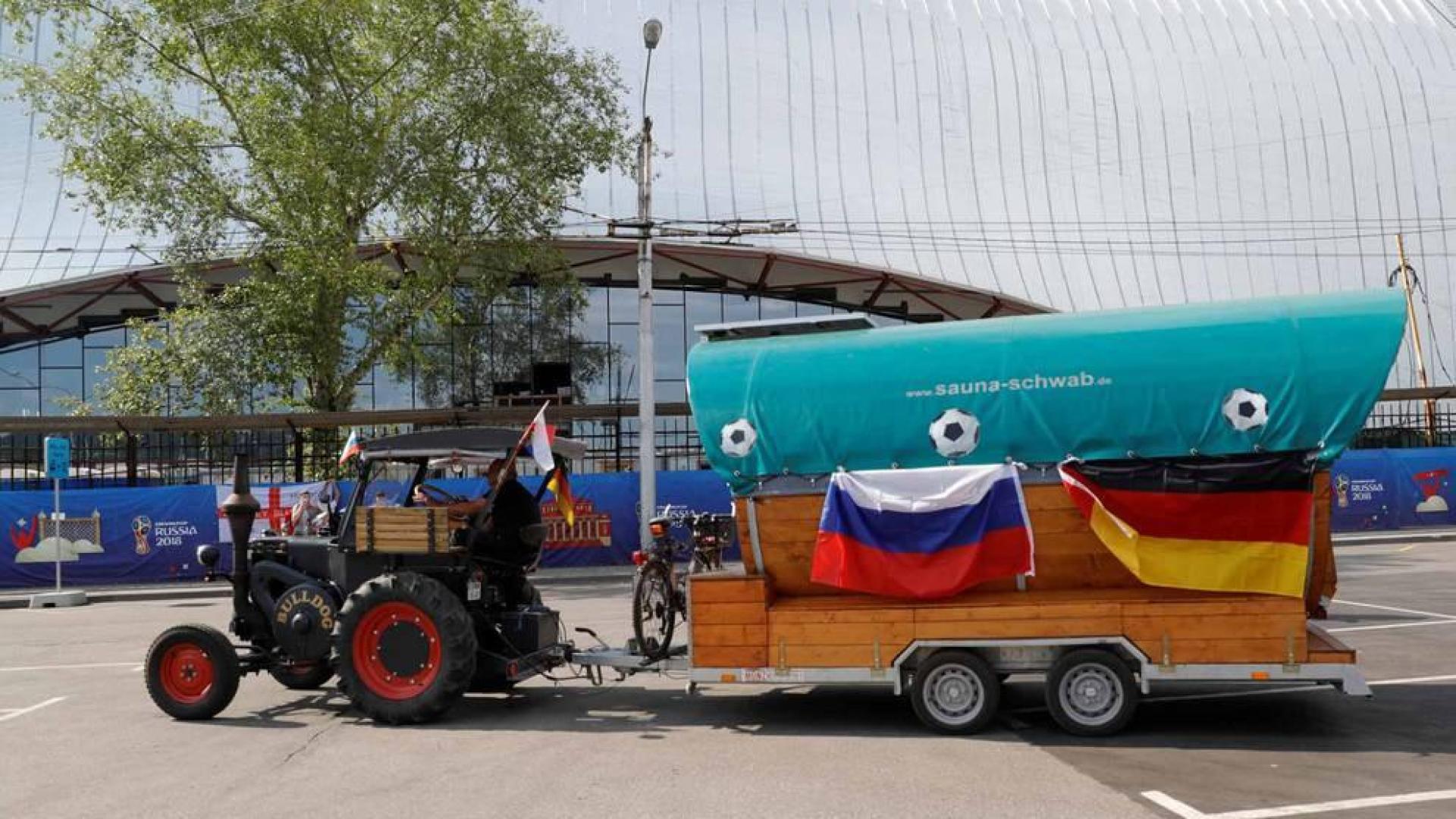 Un hincha alemán llega en tractor al Mundial de Rusia tras 30 días de viaje
