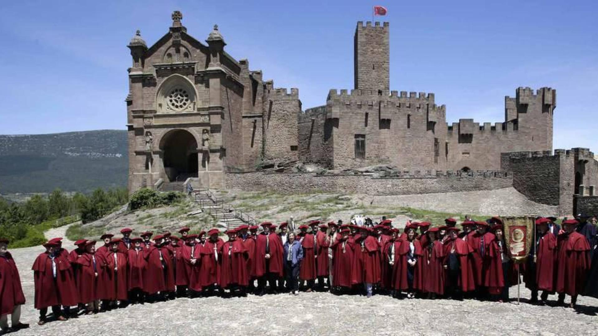 El Castillo de Javier fue testigo de cómo la Cofradía del Vino de Navarra acogió este domingo a sus nuevos integrantes