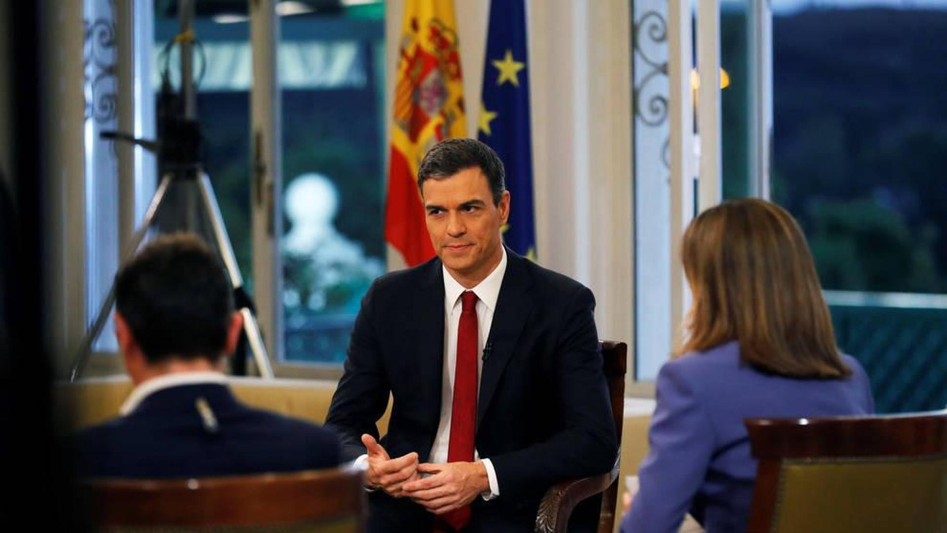 El presidente del Gobierno, Pedro Sánchez (c), acompañado por los presentadores Ana Blanco (d) y Sergio Martín, al comienzo de la entrevista que concede a TVE