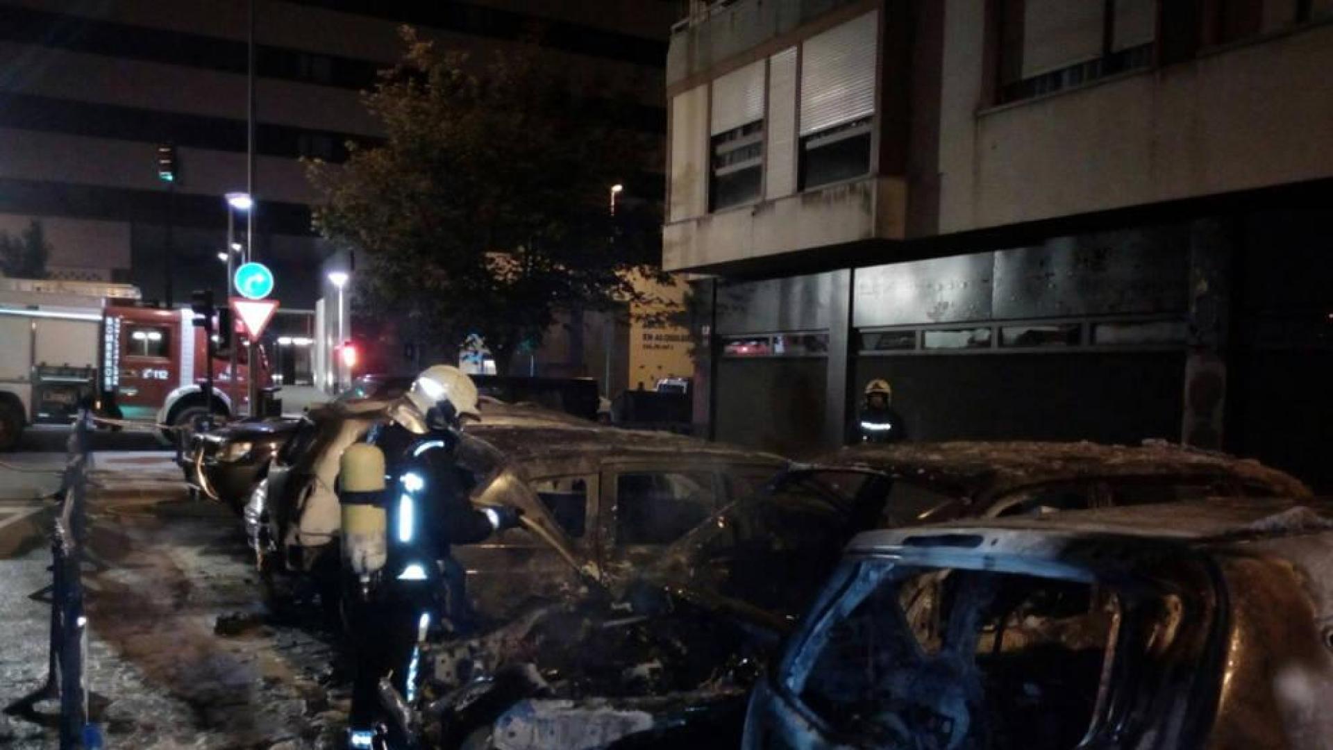 Calcinados de madrugada seis vehículos y un contenedor en Iturrama
