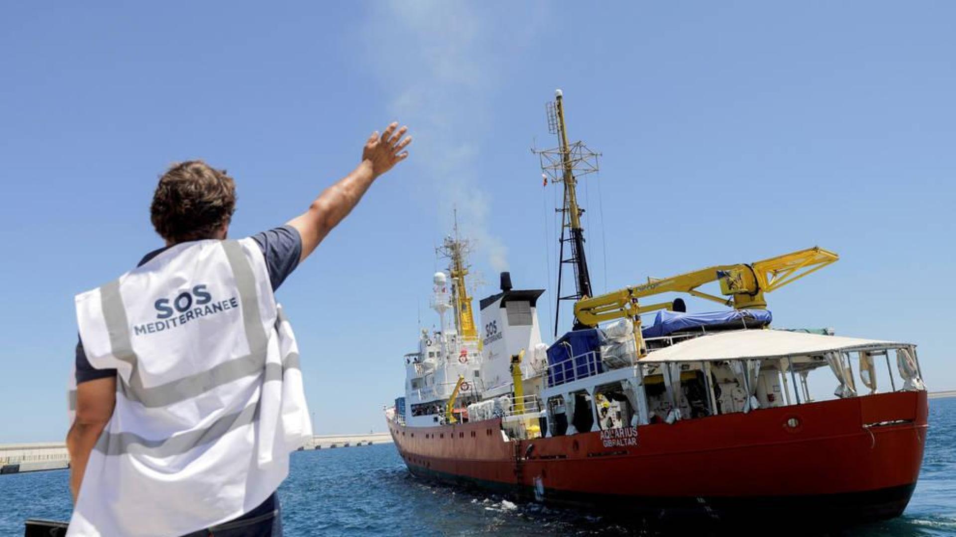 El Aquarius zarpa de Valencia y los inmigrantes inician su fase de acogida