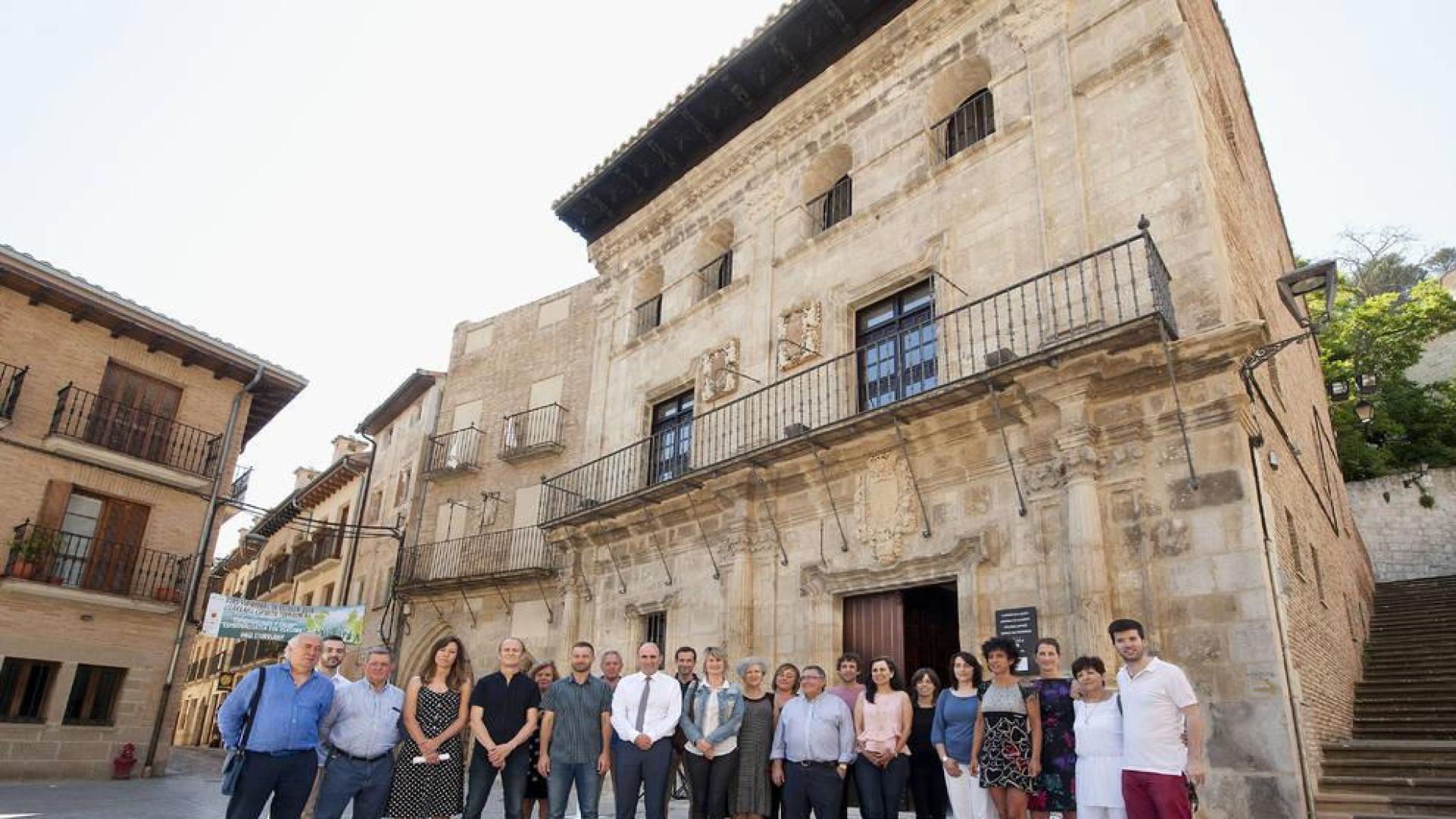 Inaugurada la nueva sede de la oficina de turismo de Estella en la plaza de San Martín