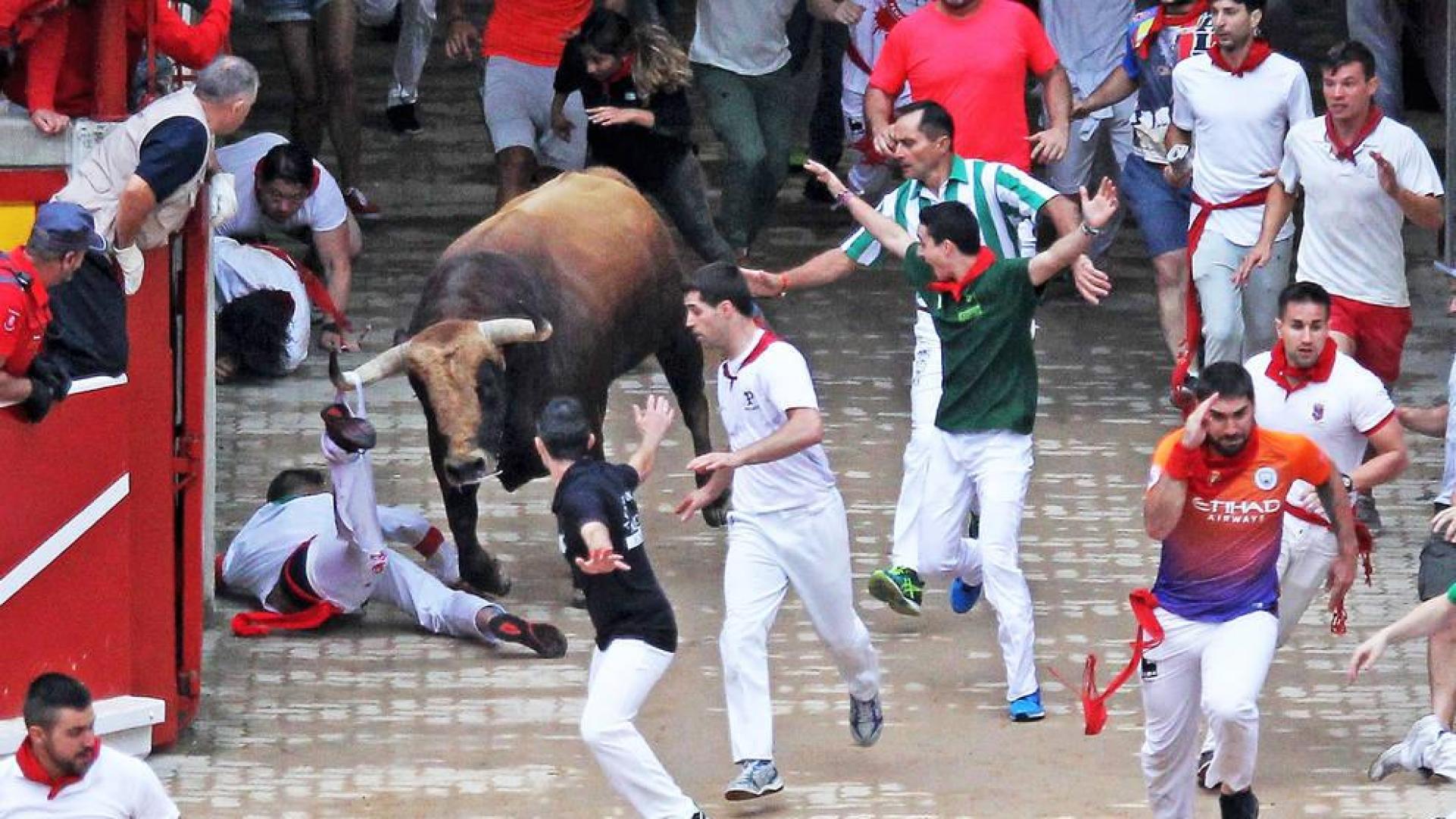 Menos cornadas y más corredores en los encierros de San Fermín 2017