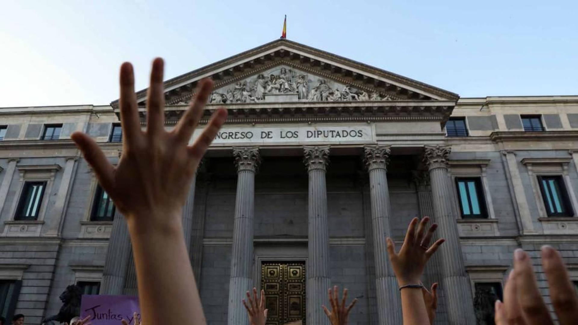 Miles de personas vuelven a tomar las calles de Madrid al grito de "No es abuso es violación"