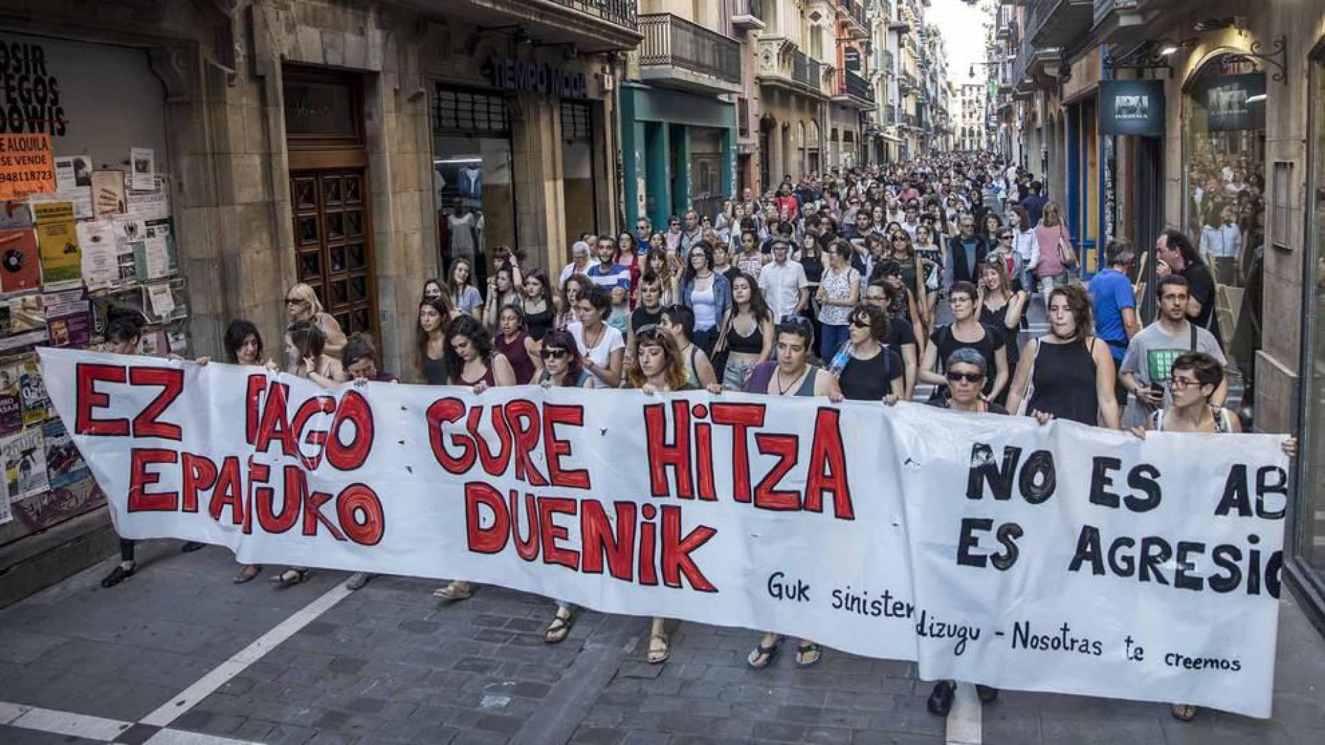 La plaza Consistorial y las calles adyacentes se han llenado de una multitud que ha protestado por la puesta en libertad de los cinco miembros de 'La Manada'