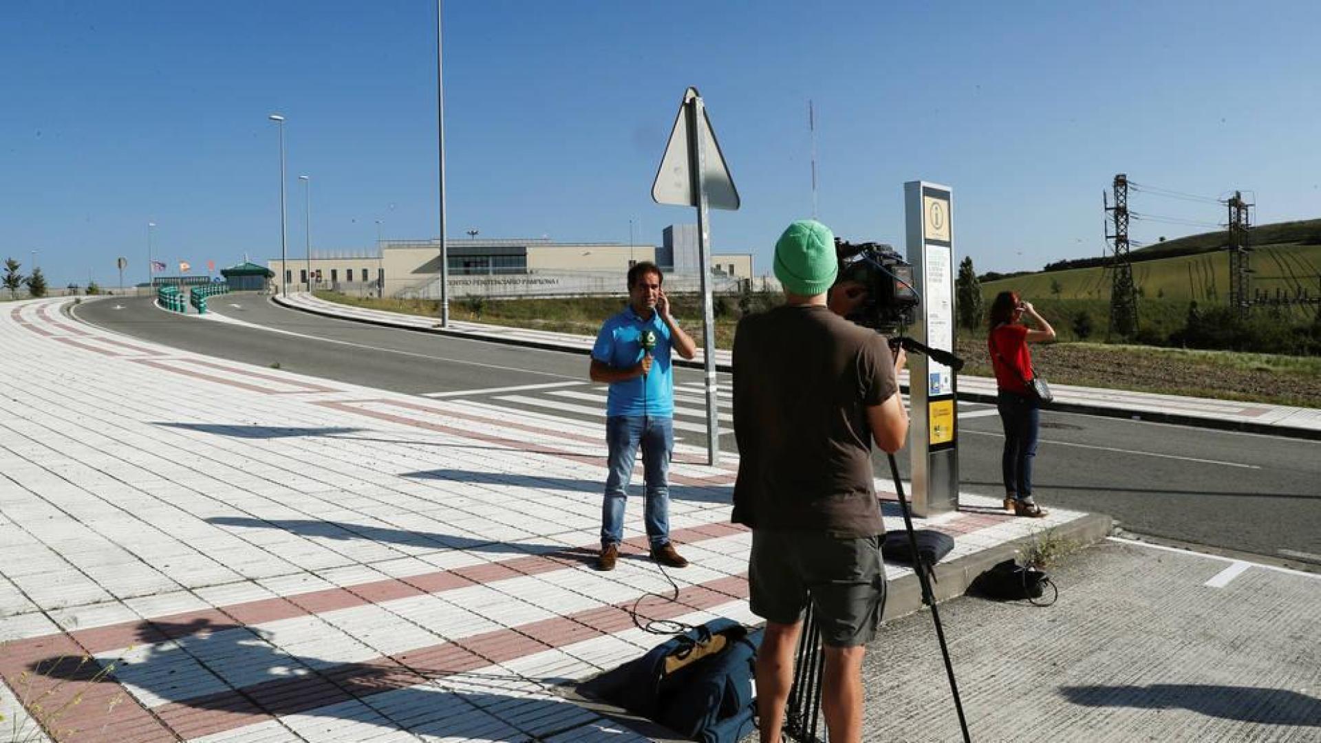 Reporteros se congregan en la cárcel de Pamplona a la espera de la salida de 'La Manada'
