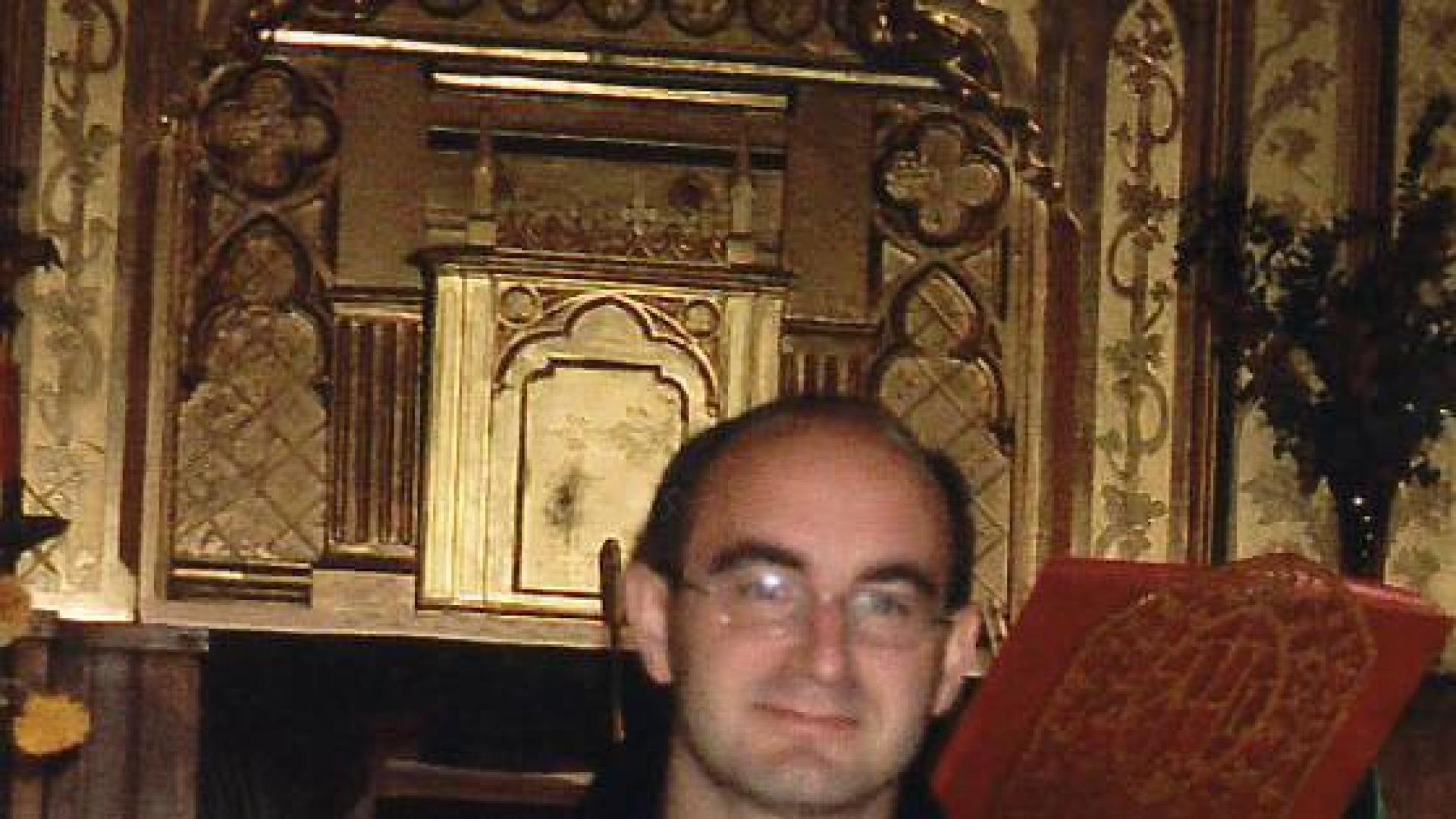Un sacerdote alegre y entregado a sus feligreses